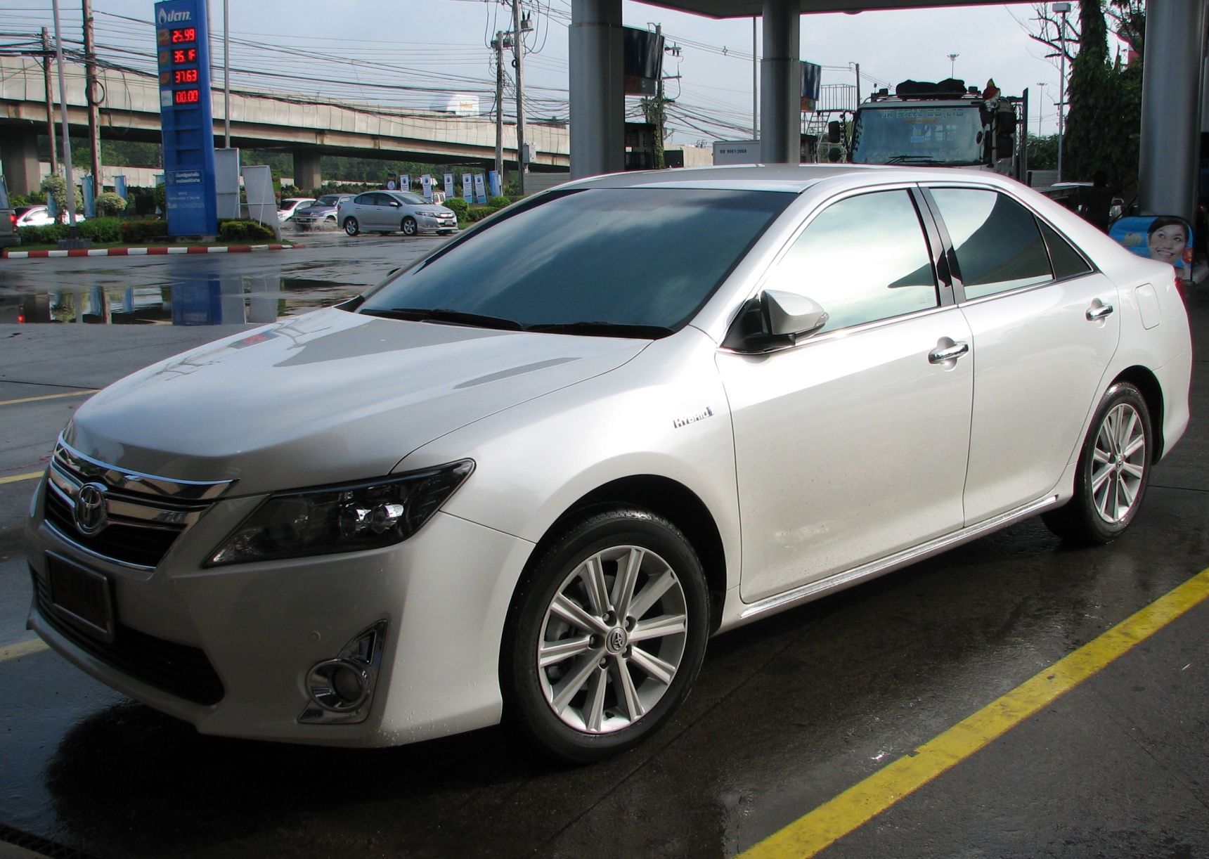 Новая гибридная Камри