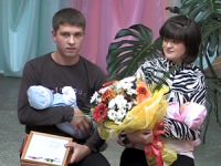 Счастливые родители с "юбилейными" малышами Счастливые родители с "юбилейными" малышами