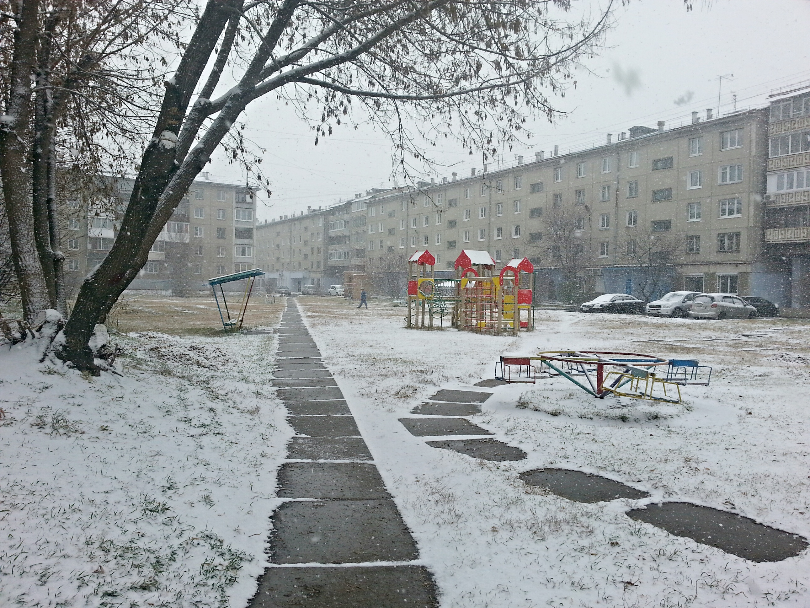 Любимый квартал ... 206 ... октябрь ... снег))))