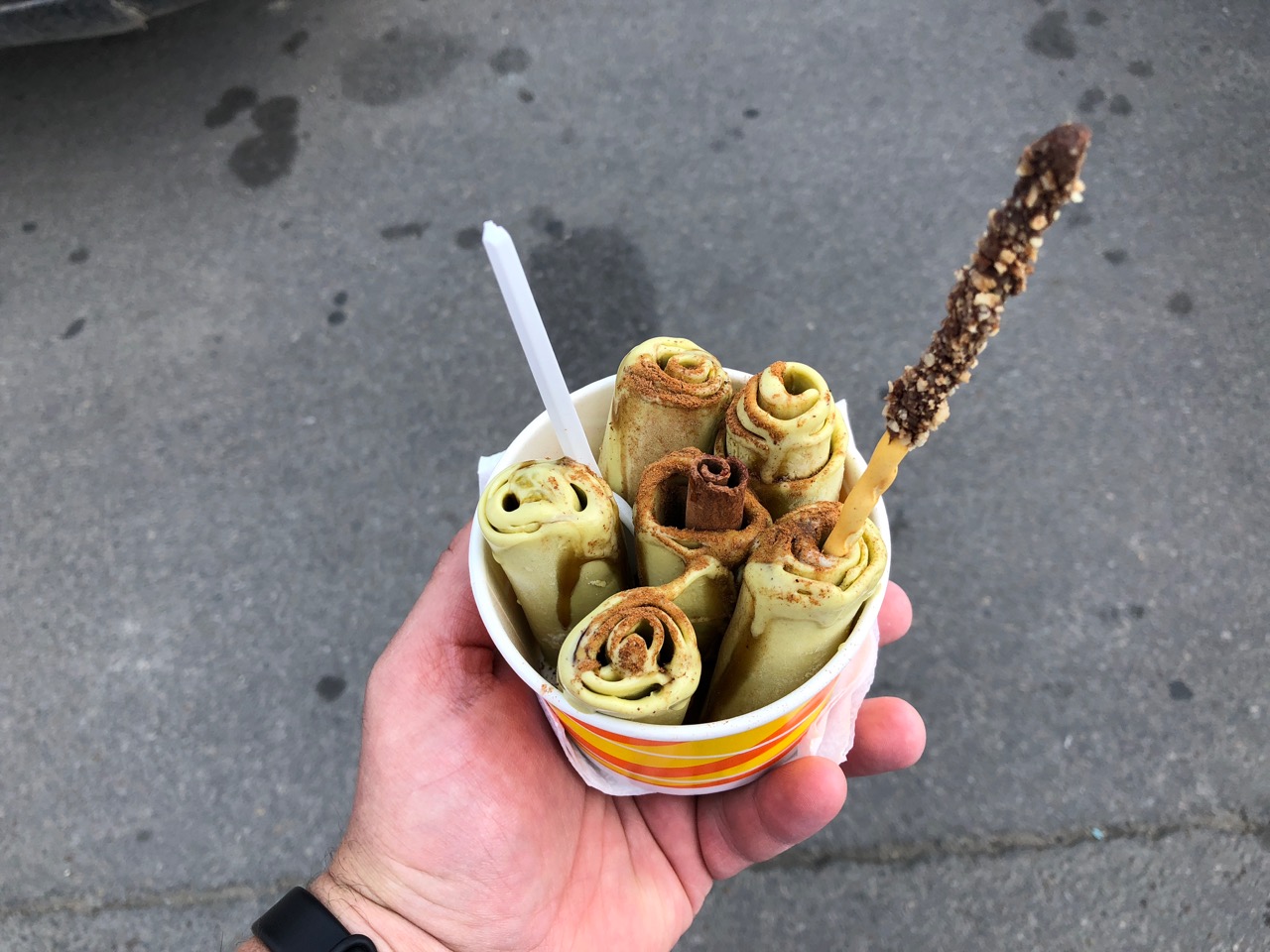 рука Саныча ролл-мороженное держащая....