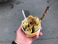 рука Саныча ролл-мороженное держащая....