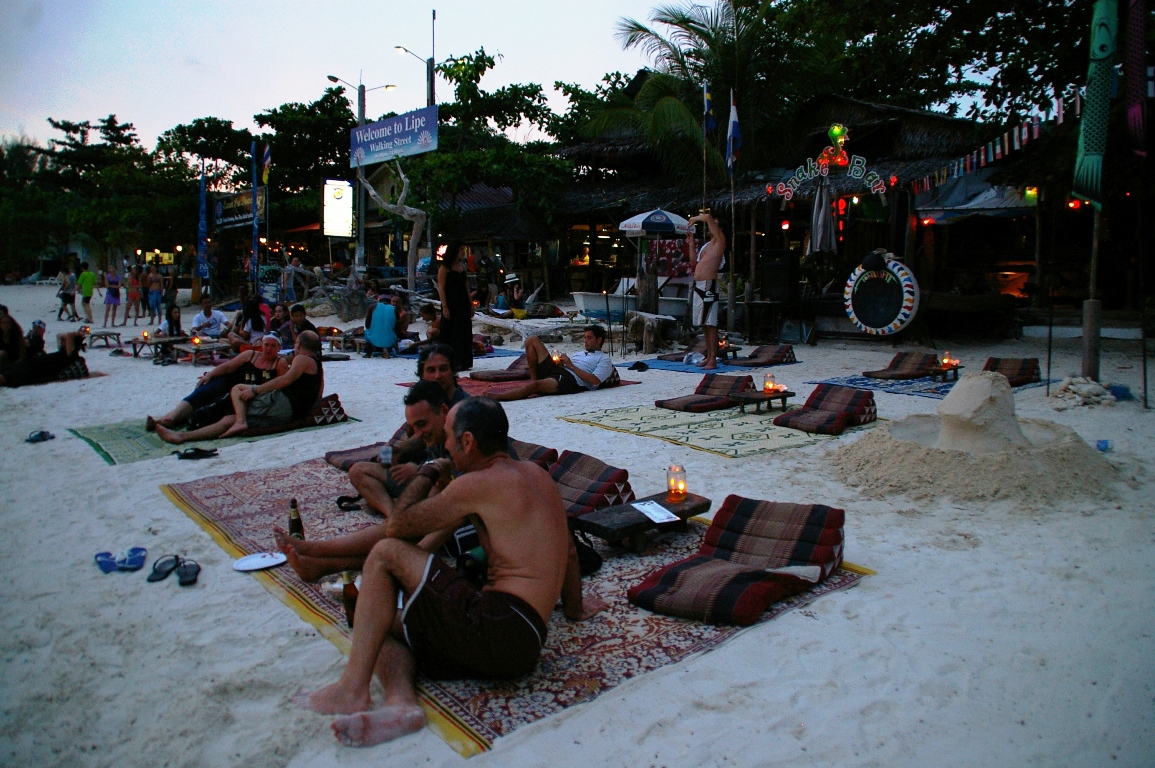 вот бы на нашем Китое такие кафешки открыли...