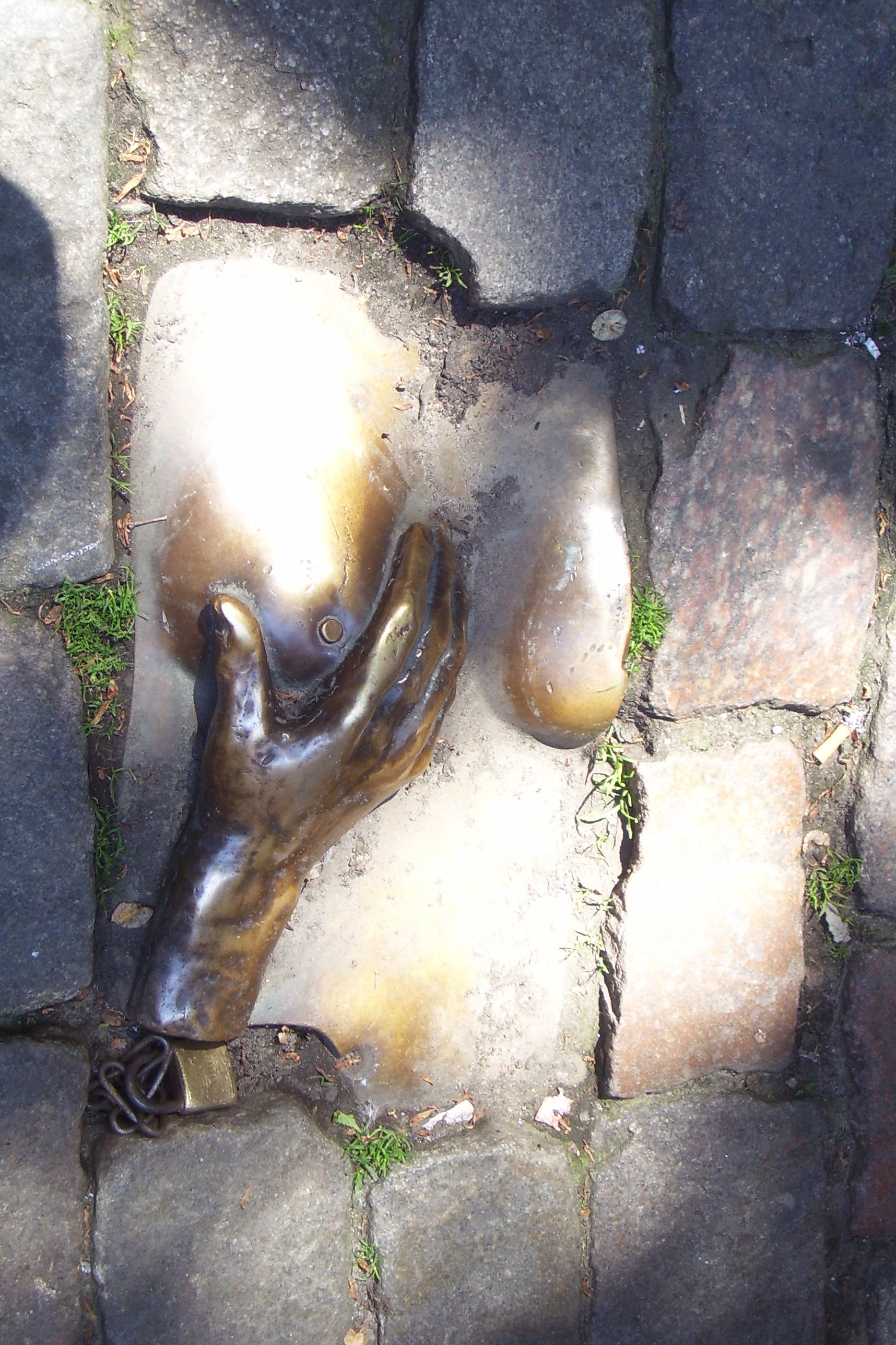 Памятник женской груди в Амстердаме