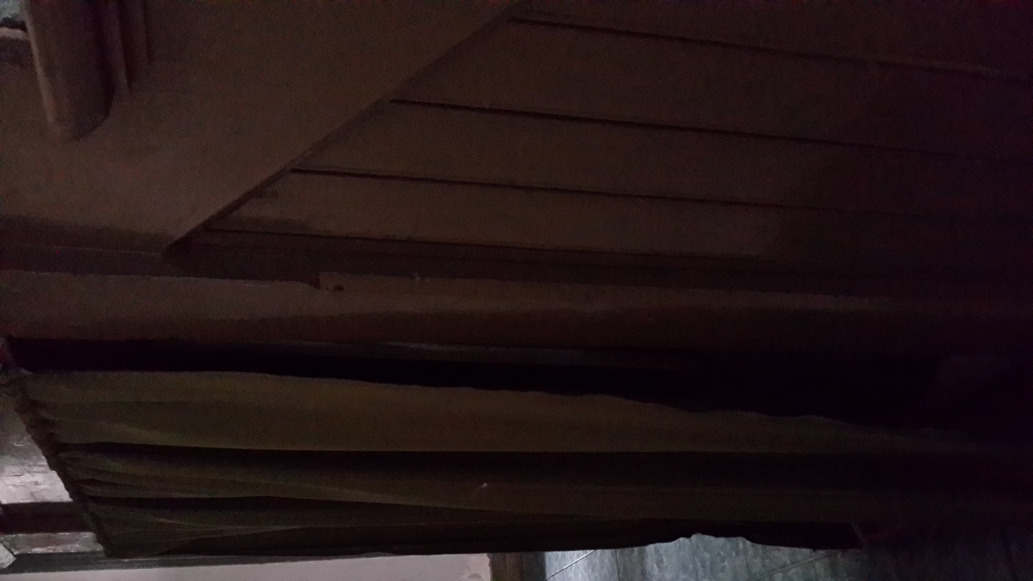 занавеска под лестницей в гостинице, за нею  театр Буратины