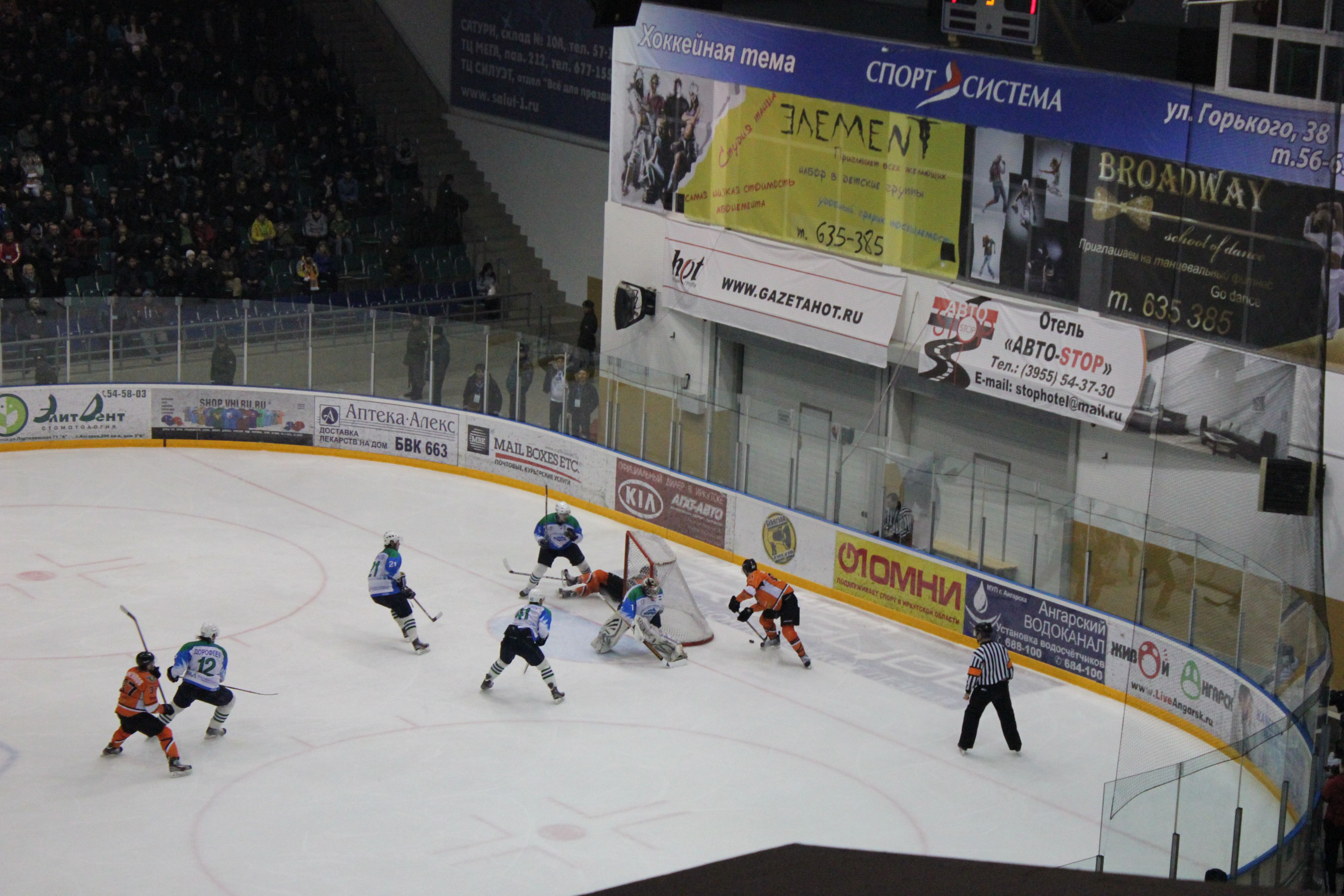 Ворота сбиты,но вратарь на месте.