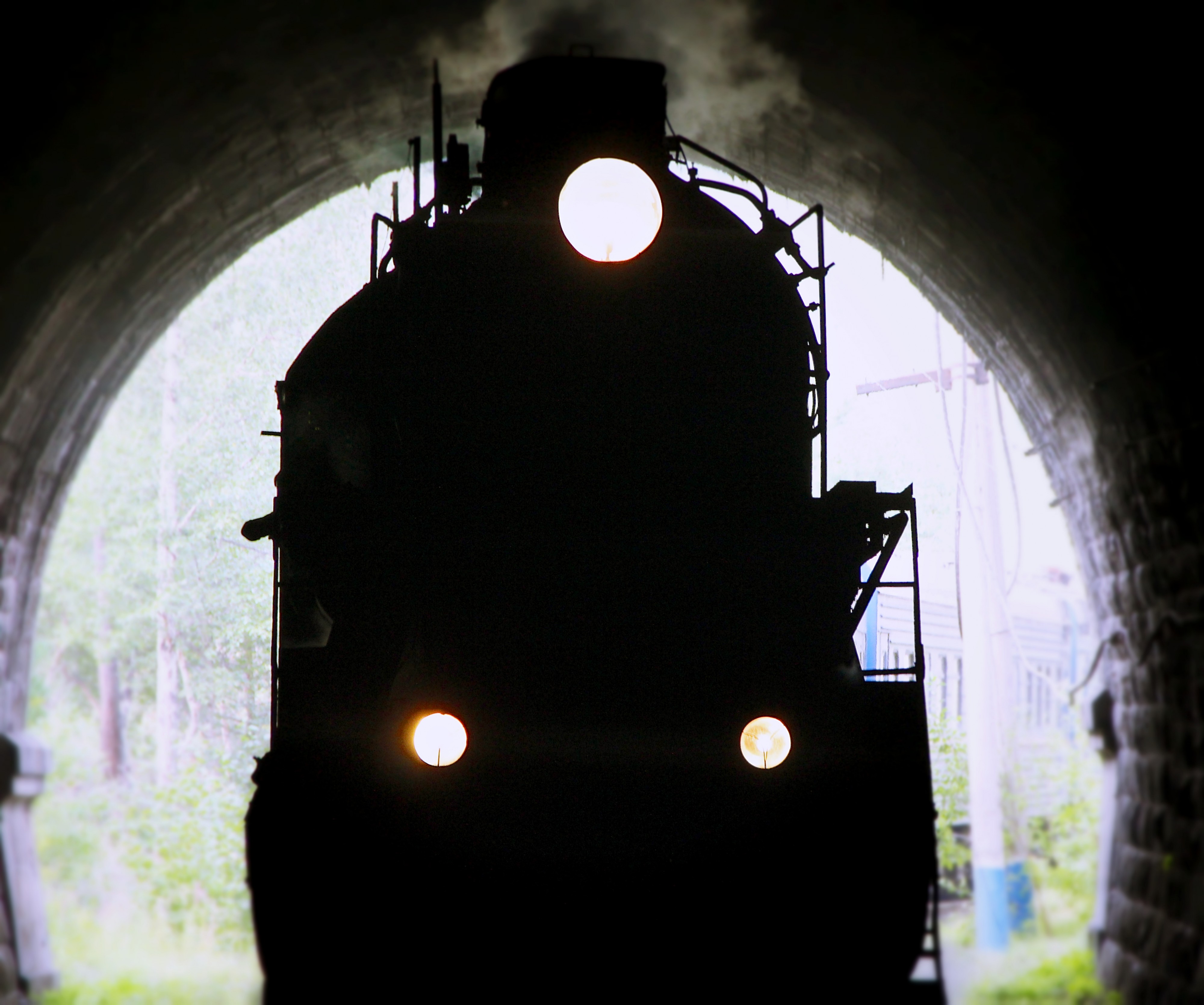 Лязгает, пыхтит, плюётся дымом