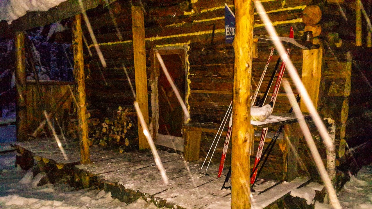 и бьется в тесной печурке огонь