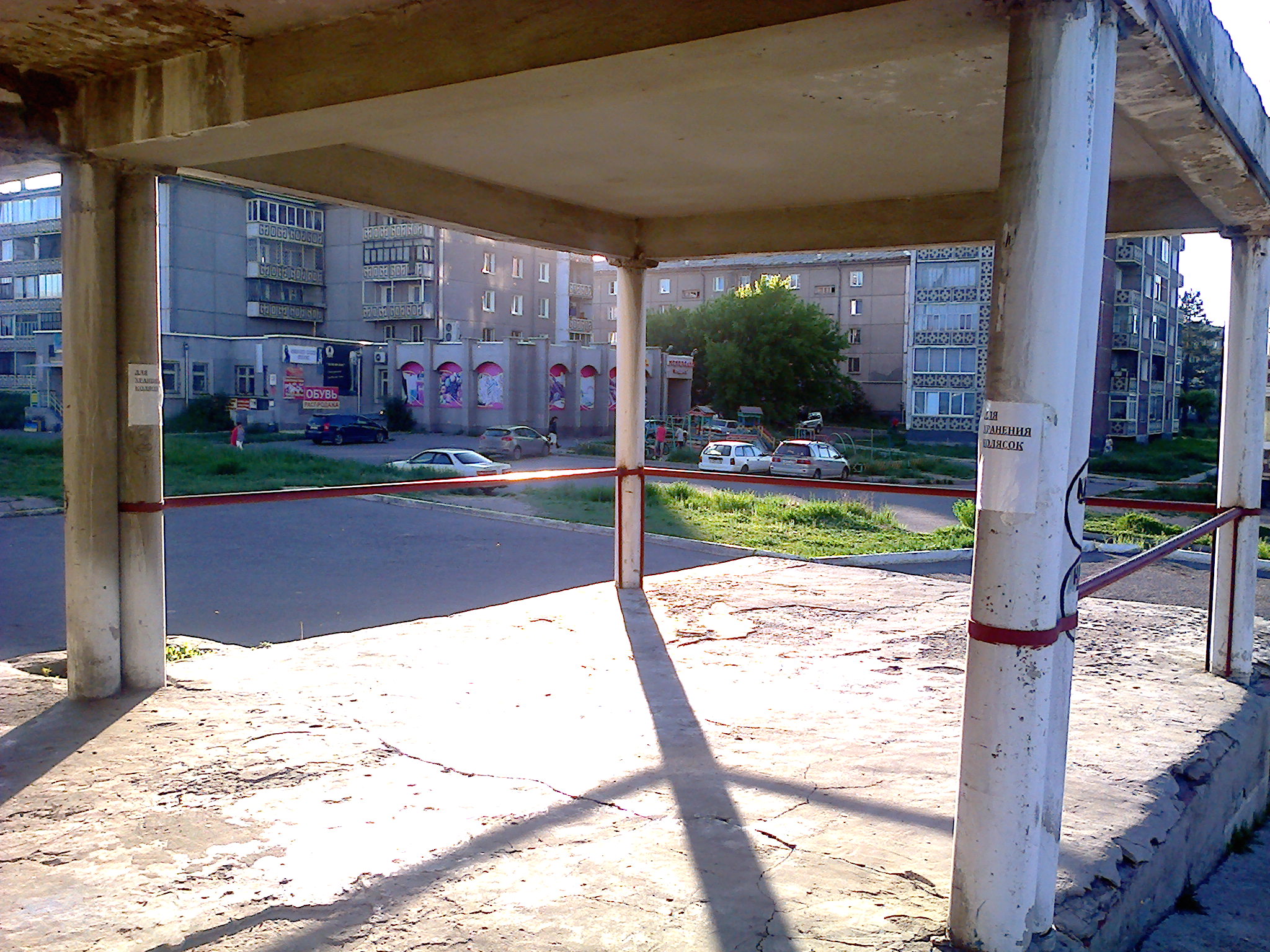 Стойбище детских колясок под сомнительным(в плане  надежности) железобетонным навесом. 