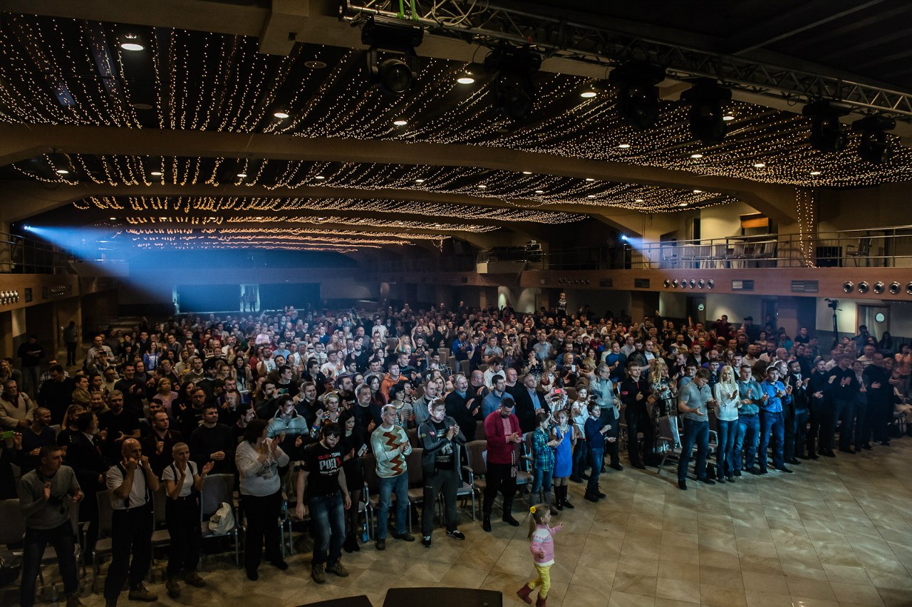 ... под аккомпонемент песни-гимна "Русь" Н. Емелина