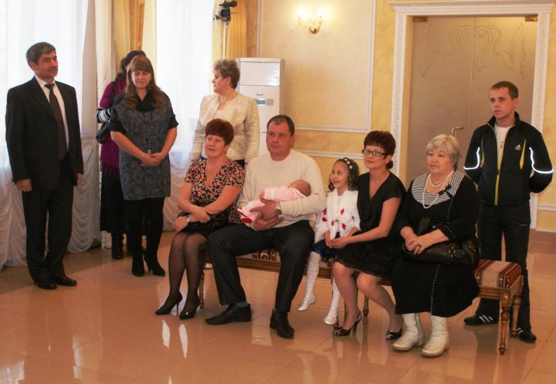 Трехтысячного новорожденного 2011 года поздравил глава города Леонид Михайлов