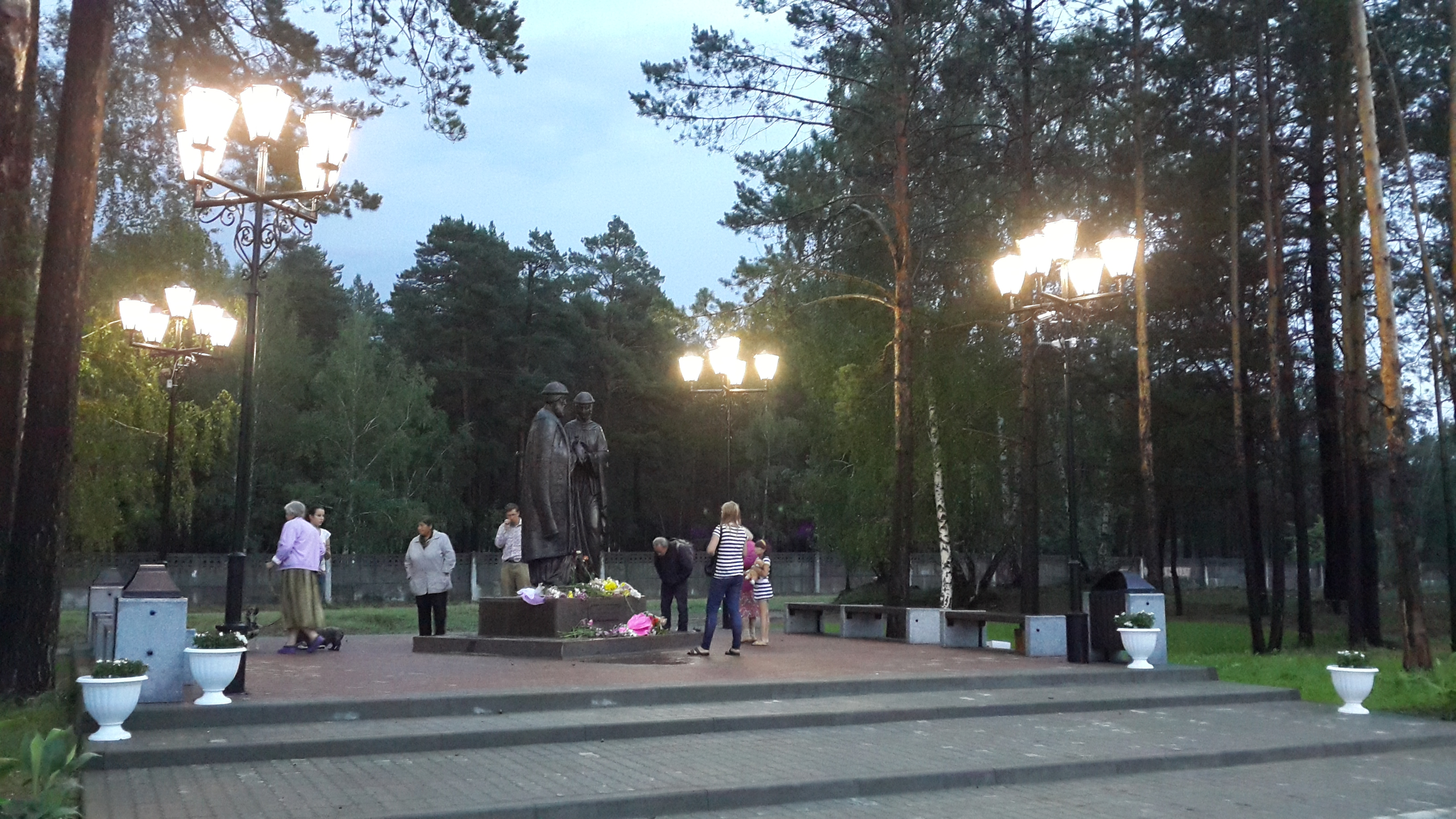 сквер с памятником Петру и Февронии 