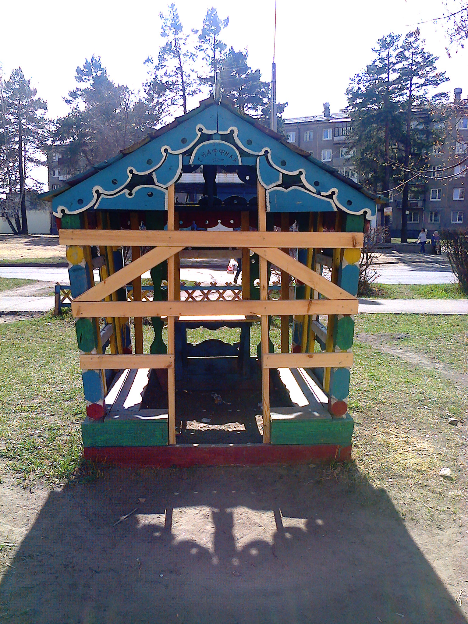 Теперь в этой беседке не посидишь и пивка не попьёшь))))))))))))))