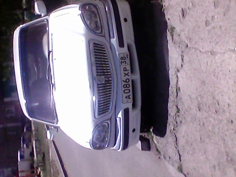 Ставит машину на газон