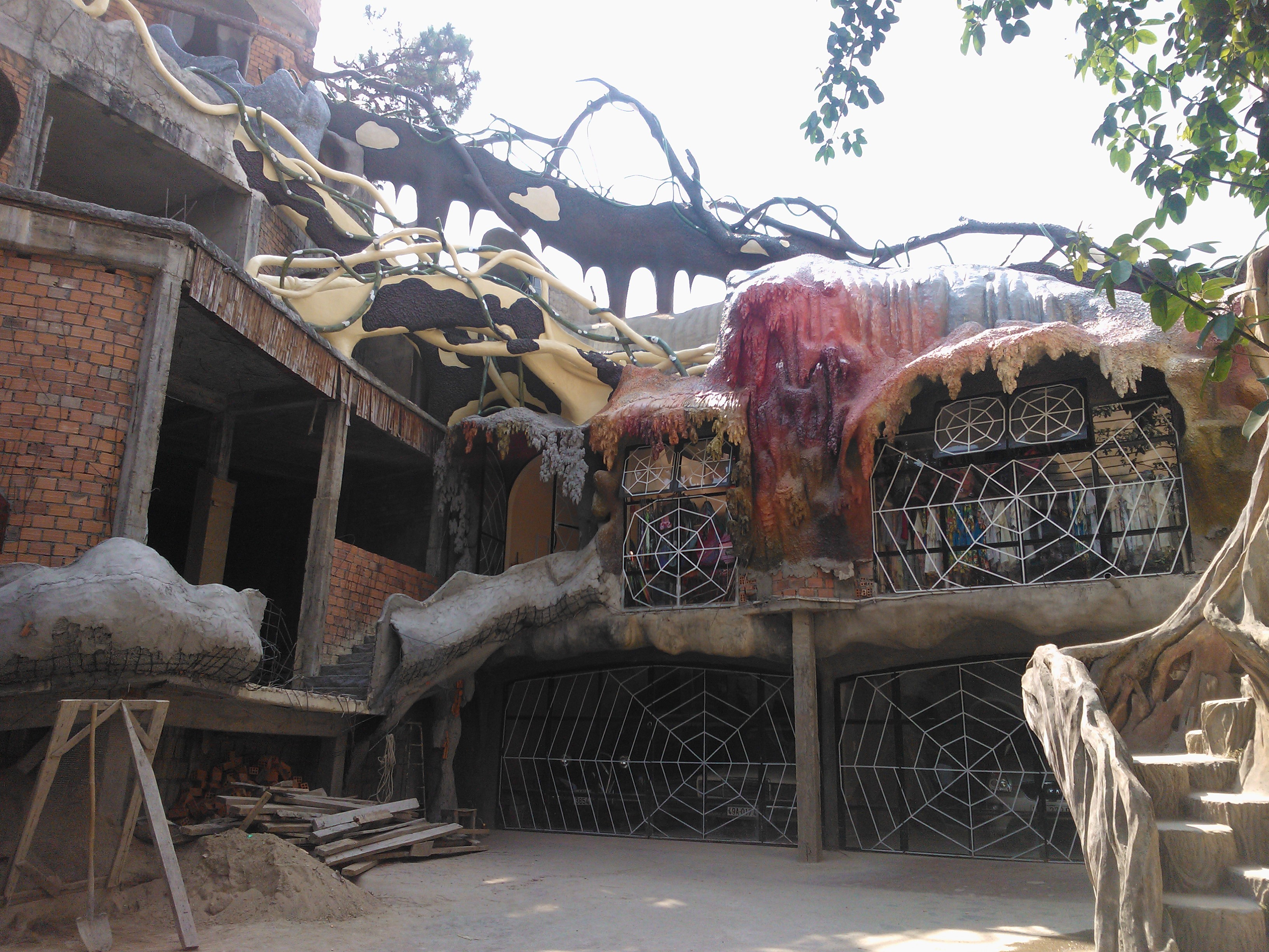 Внутри двора Crazy House Внутри двора Crazy House