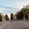Осторожно перебегает дорогу