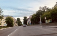 Осторожно перебегает дорогу