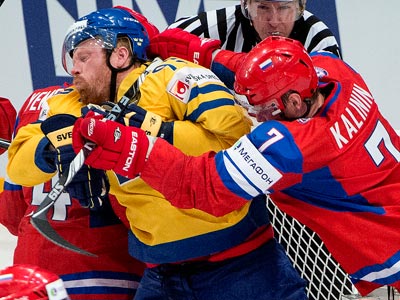 Наступил коньком на руку нашему вратарю? Получи в шею!