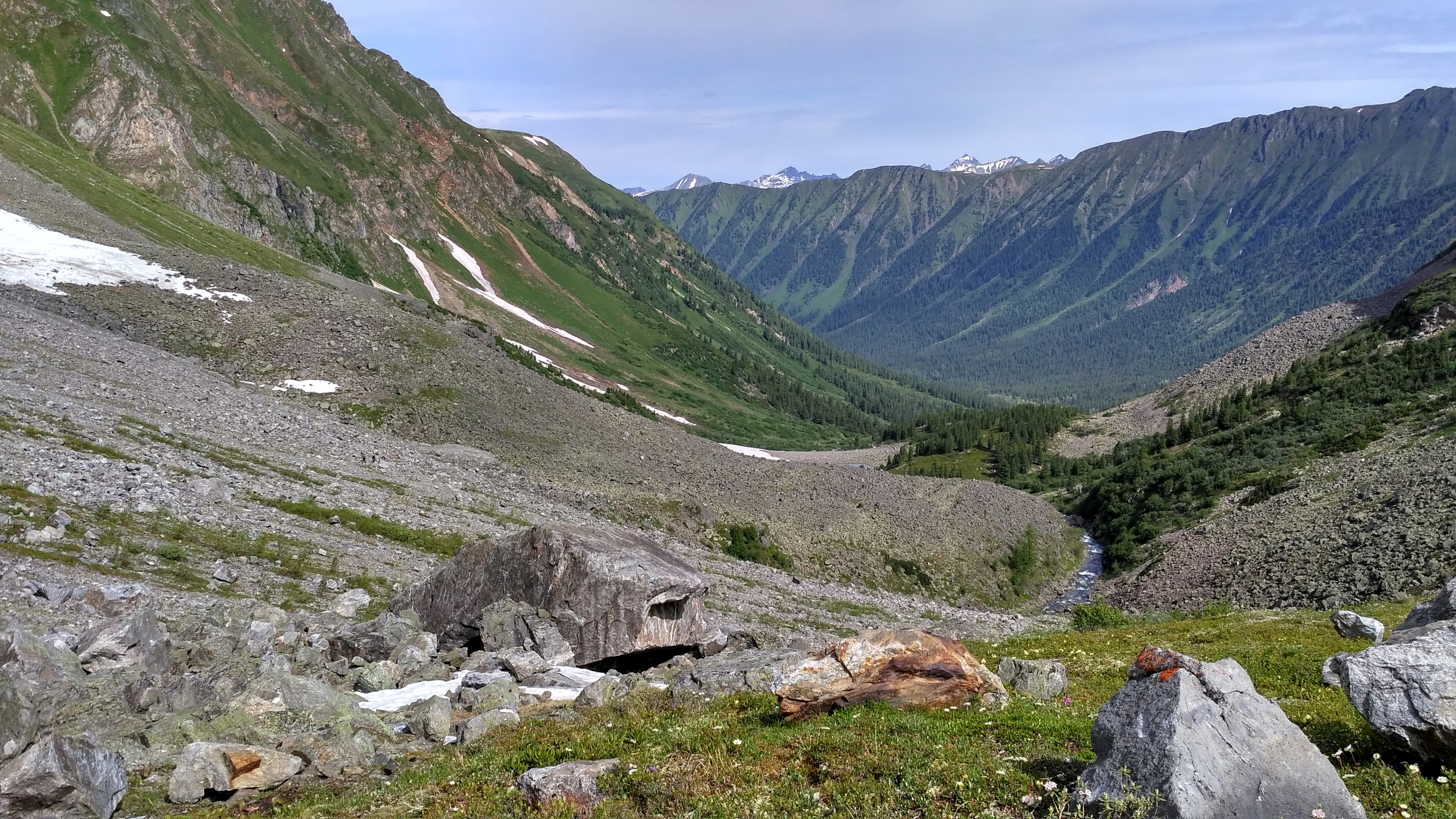 Присмотритесь - там по камням трое человечков ползут 