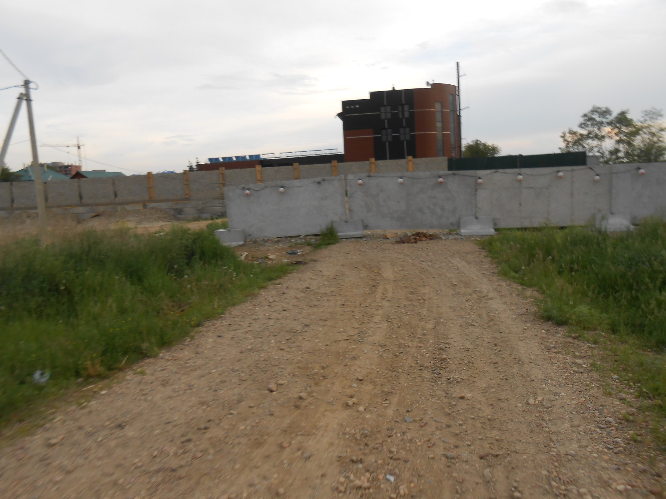 ландшафт улицы сильно изменился точнее ее просто перекрыли ж/б забором 