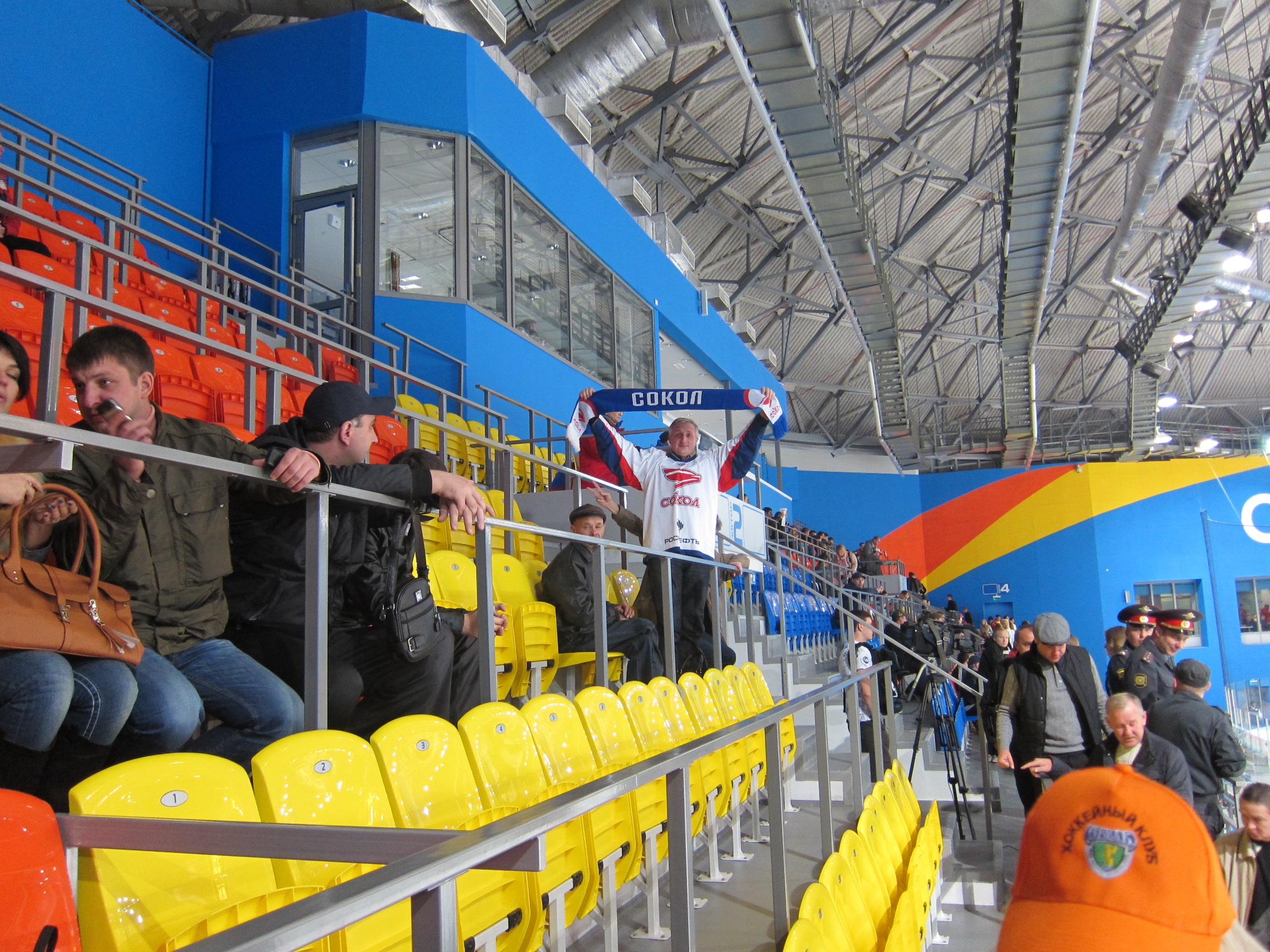 7 Болельщики Сокола приветствуют оранжевую торсиду