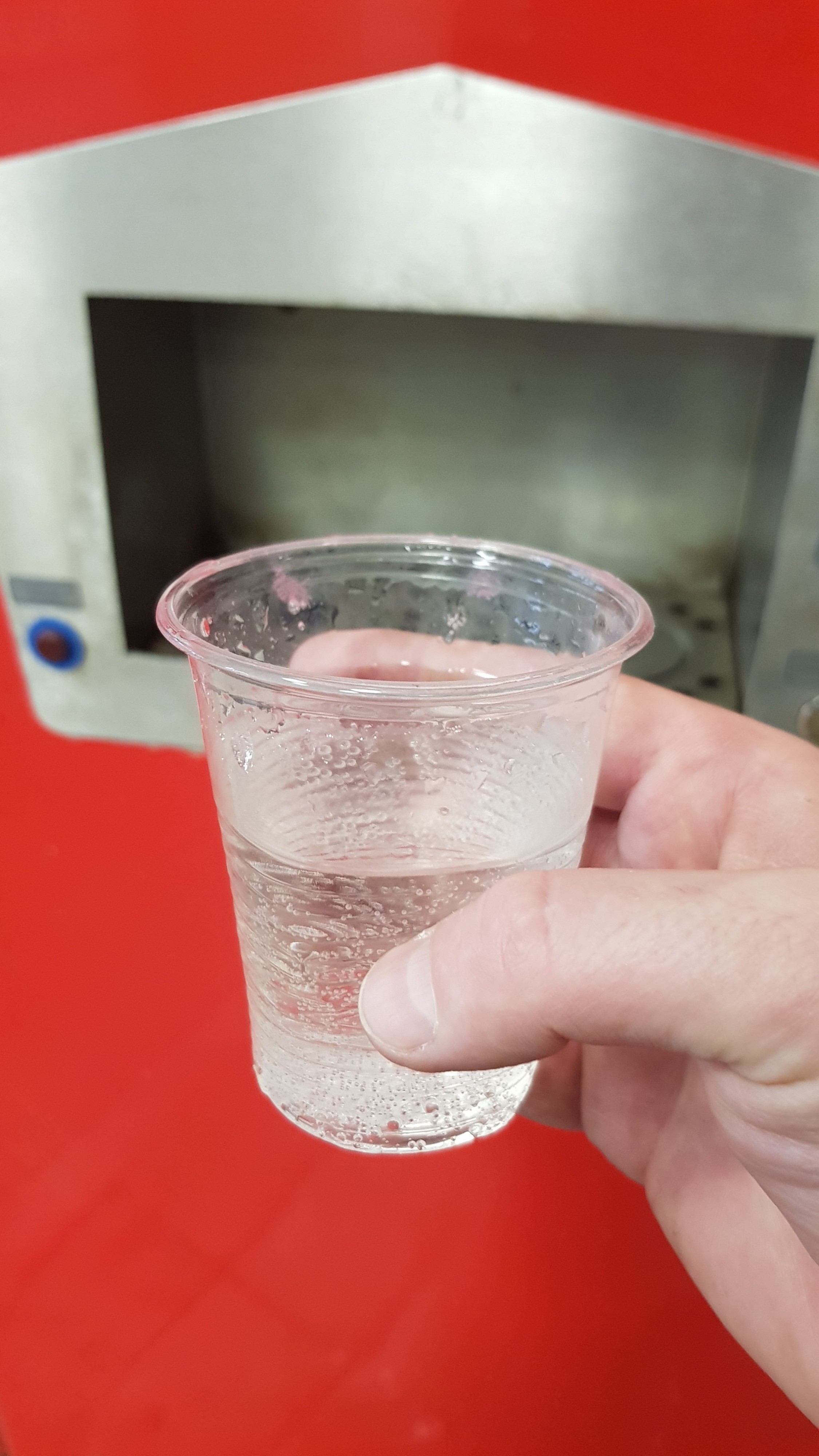 рука Сирёгина лютобешено стаканчик сжымаюсчая)))))))