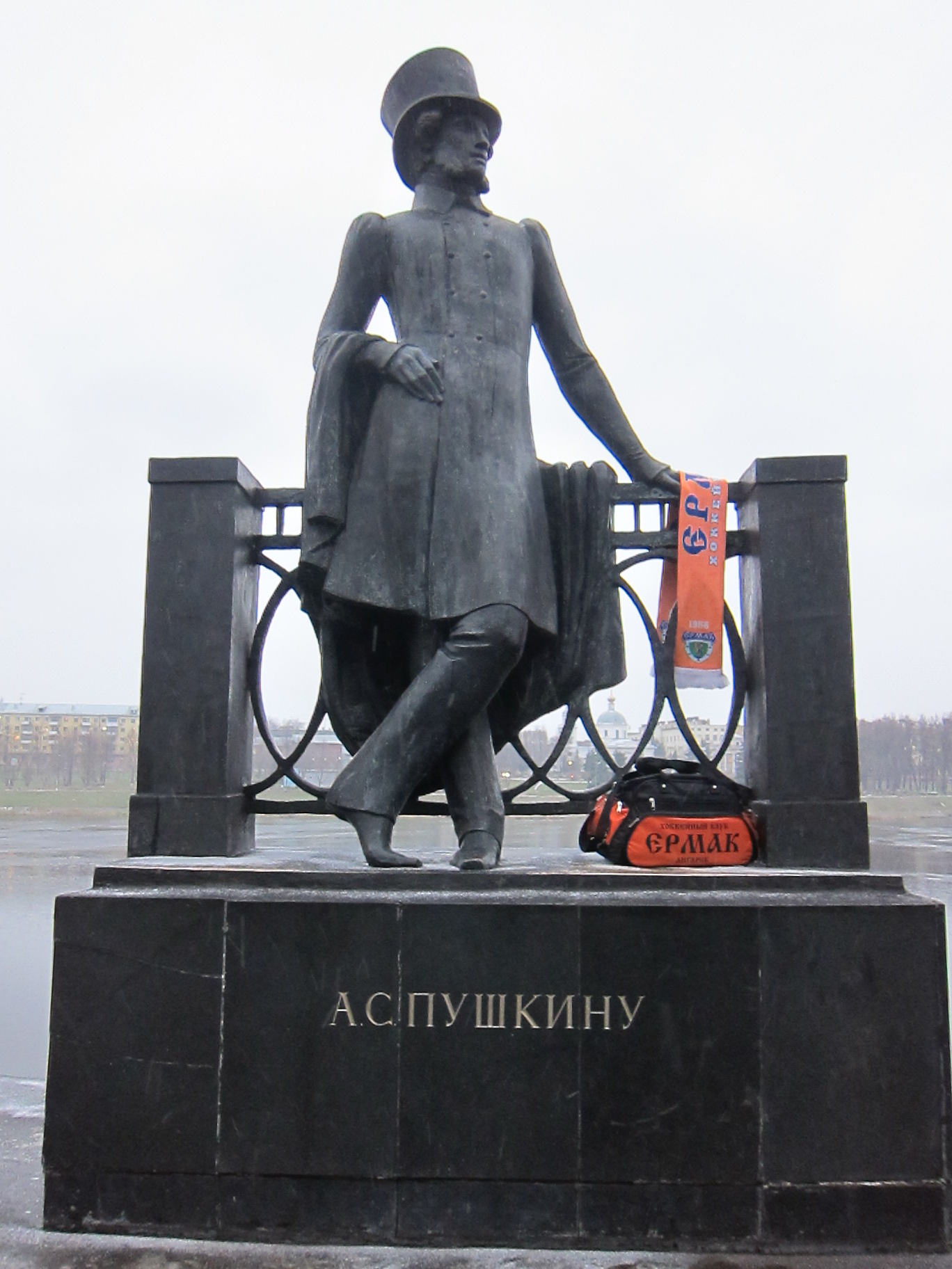 Памятник Пушкину на набережной