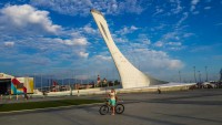 Здесь зажигали Олимпийский факел Ирина Роднина и Владислав Третьяк: отчет о путешествии тут https://liveangarsk.ru/blog/strofa/20150914/chernomorskie-za