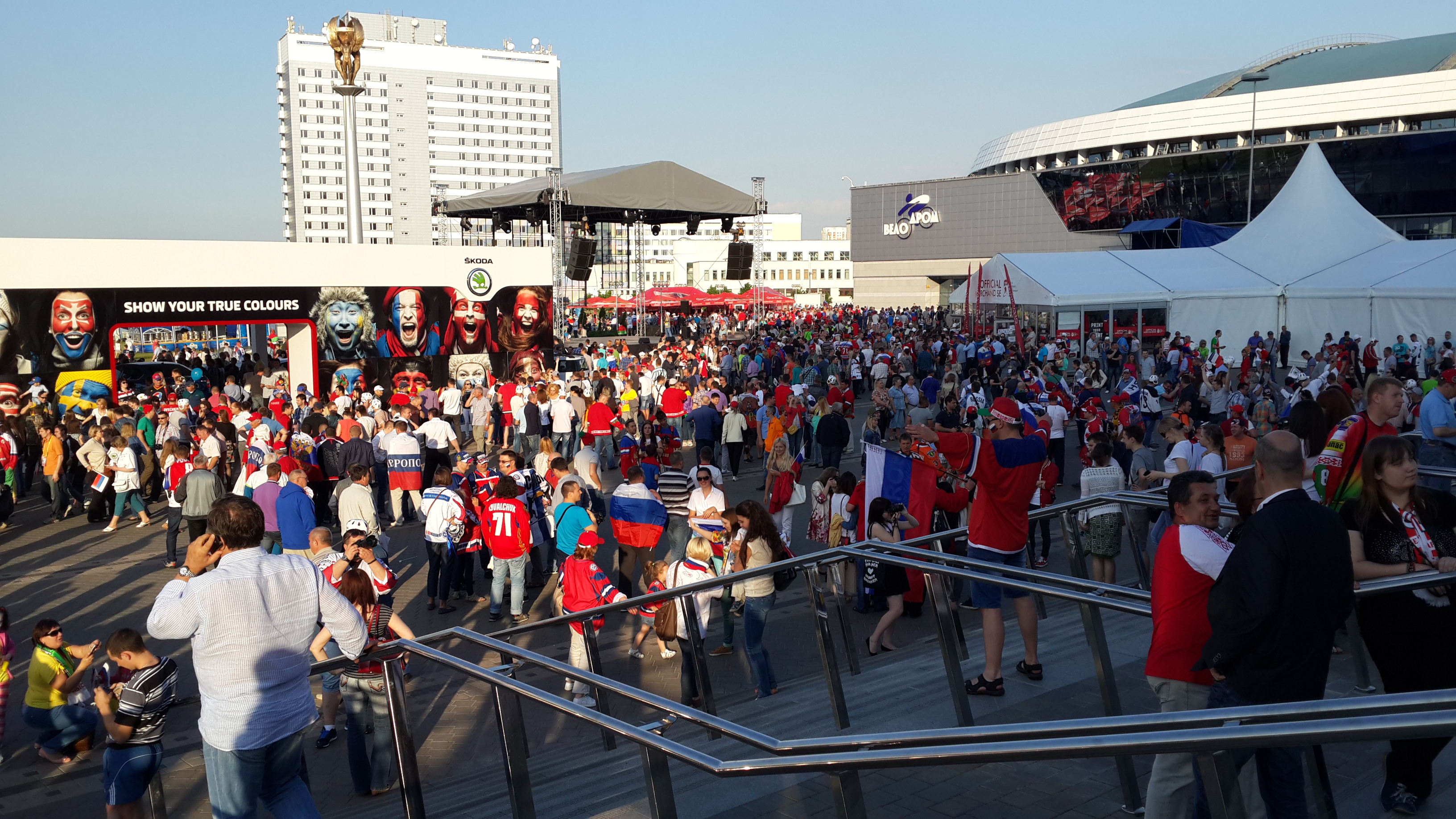 площадь перед ледовой ареной перед матчем Россия-Франция