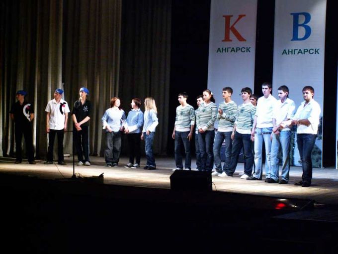 Все 4 команды вышли на сцену