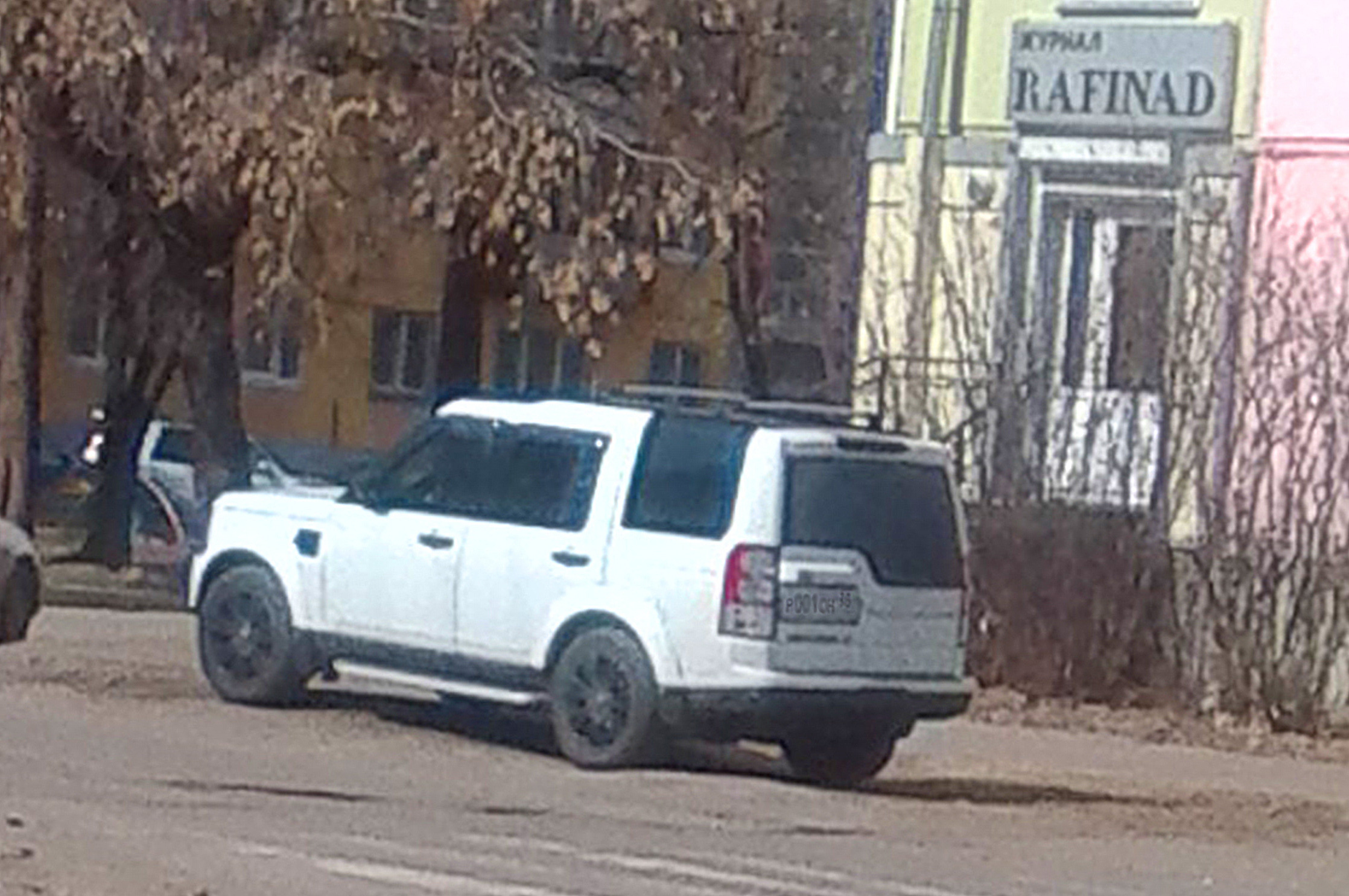 Машина экс-мэра на газоне