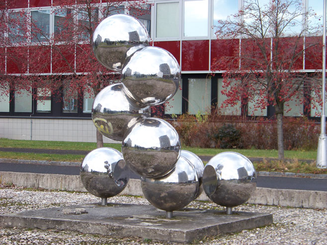 Skulptura molekul w658px