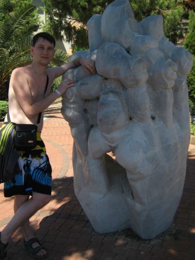 Фото №33: Вот такая занятная скульптура из сплетённых пальцев рук встретилась нам по пути в пещеру Дамлаташ. Турция, Аланья, август 2012 года.