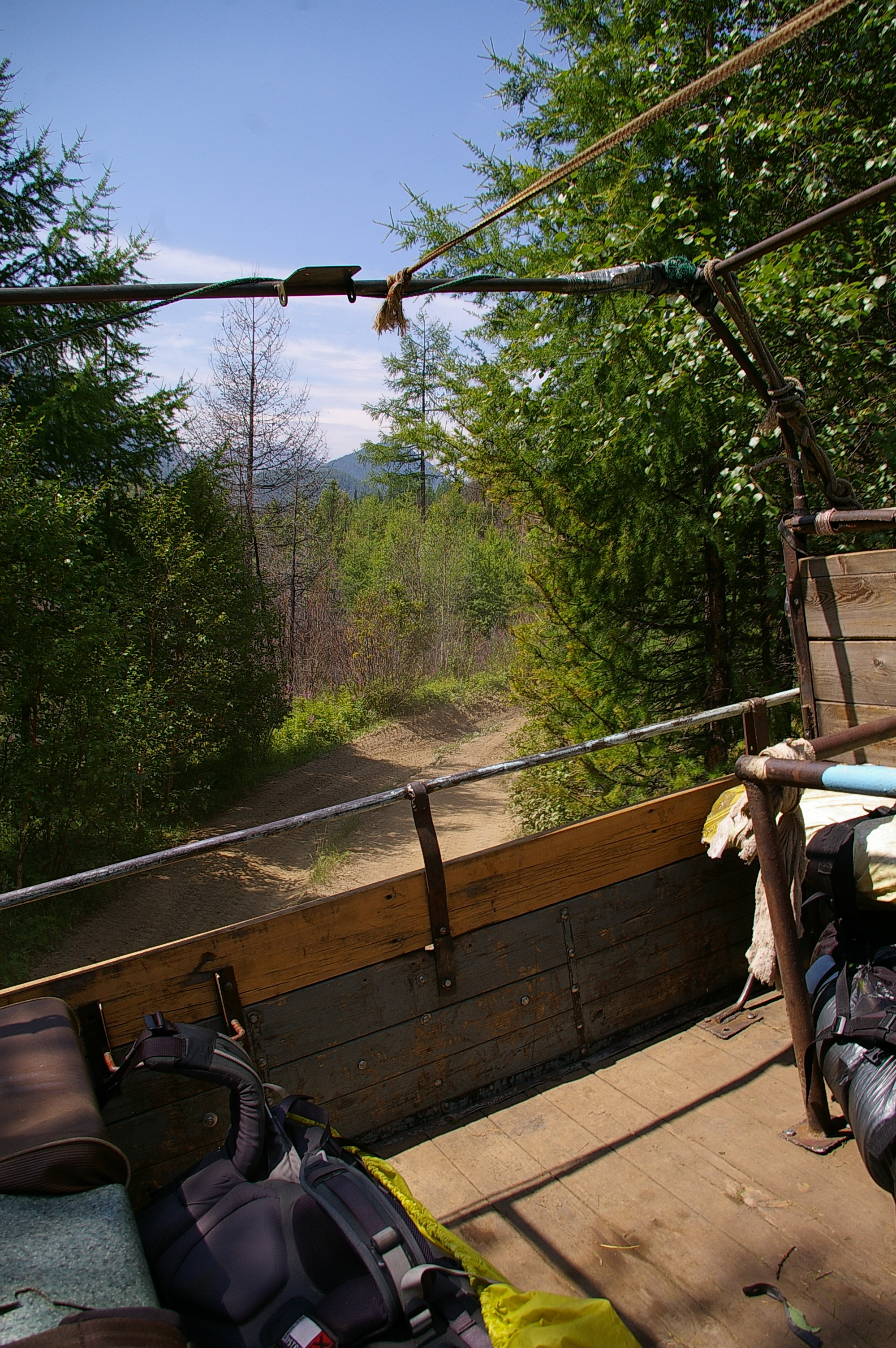 рюкзаки нужно обязательно привязывать, или вы их рискуете утерять на ухабах