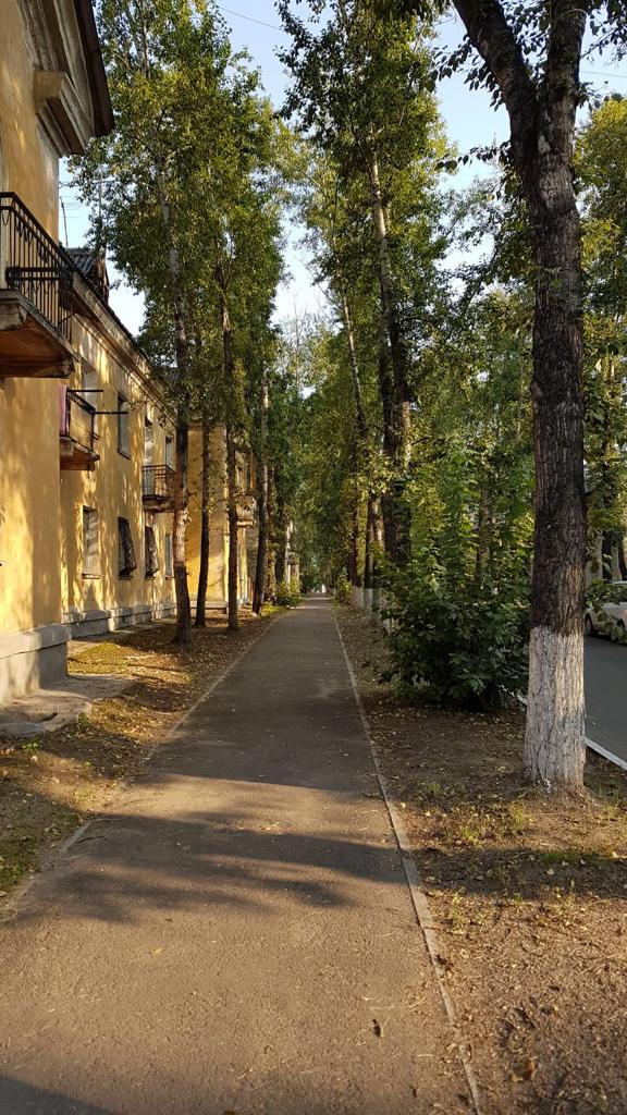 Я в улочках старинных городка Люблю, скитаясь, тихо раствориться.