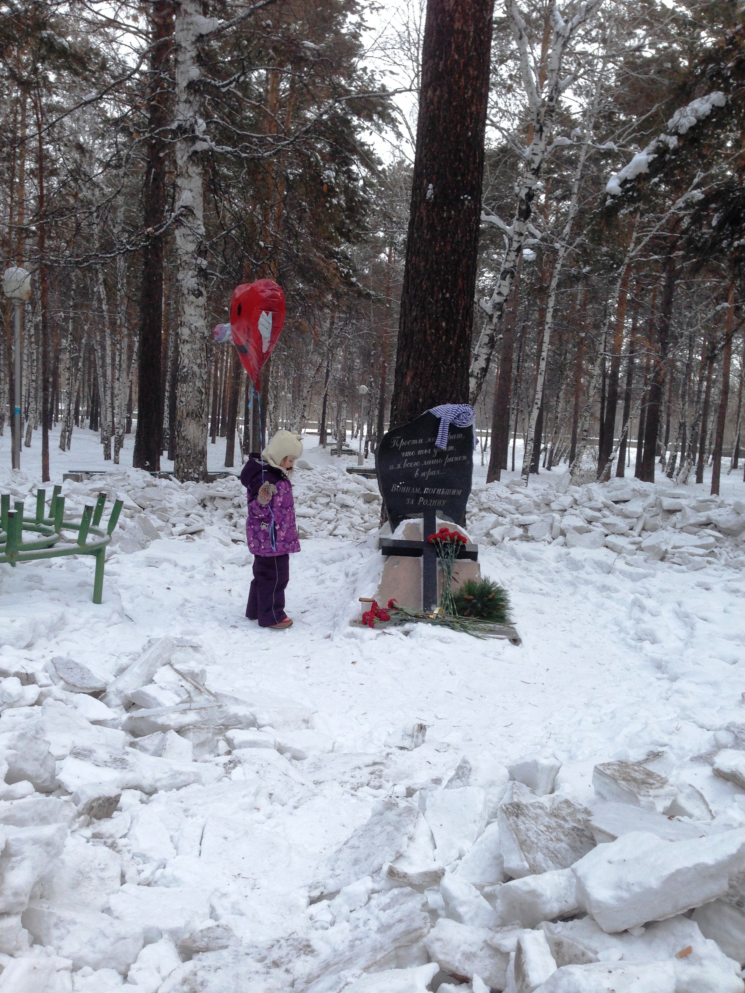   - Нет в  этой земле никого, Роксик. Это память всем живым о том,... что есть ангелы на небе.