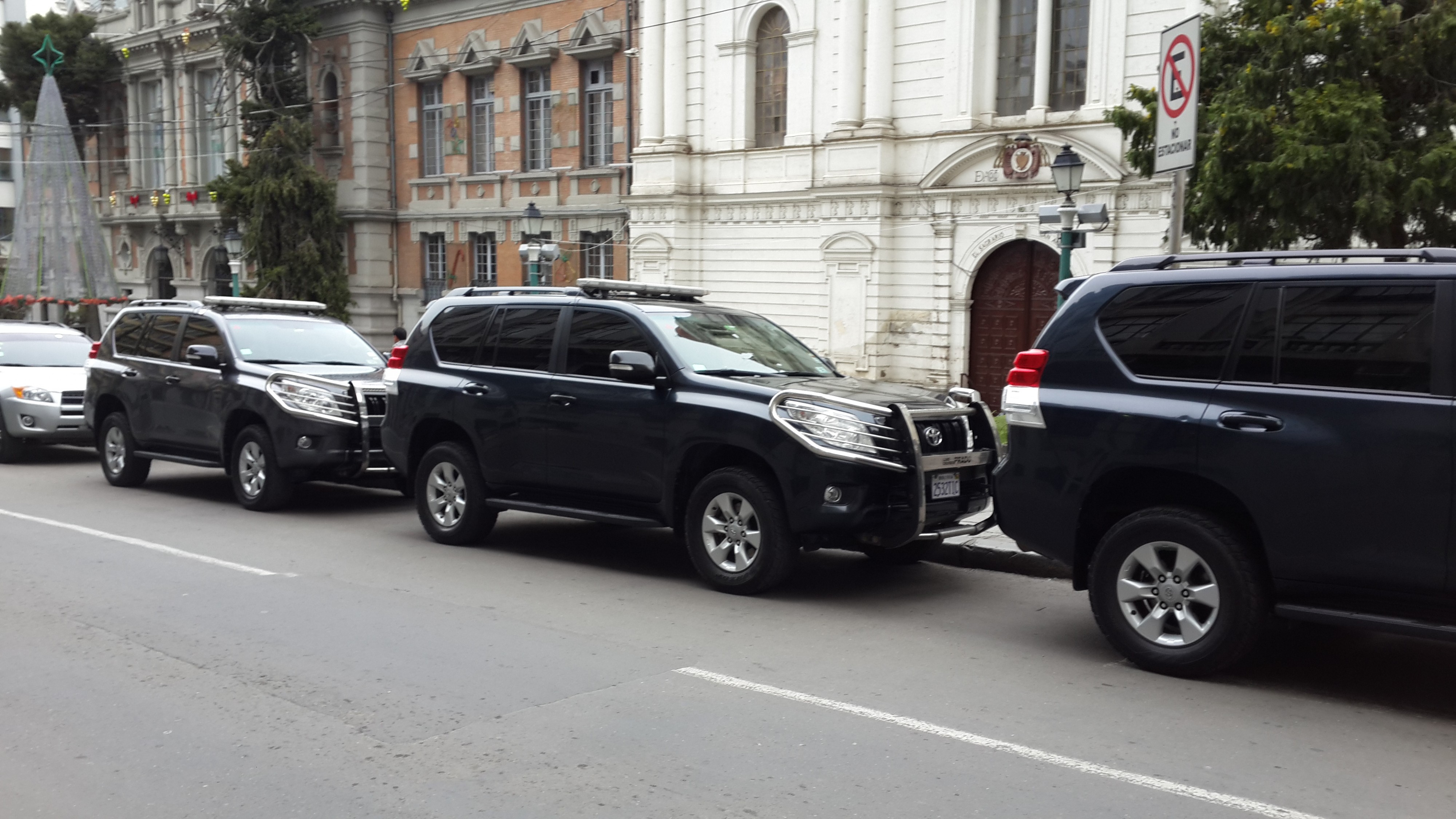 дорогие авто на улицах Ла-Паса