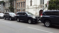 дорогие авто на улицах Ла-Паса дорогие авто на улицах Ла-Паса