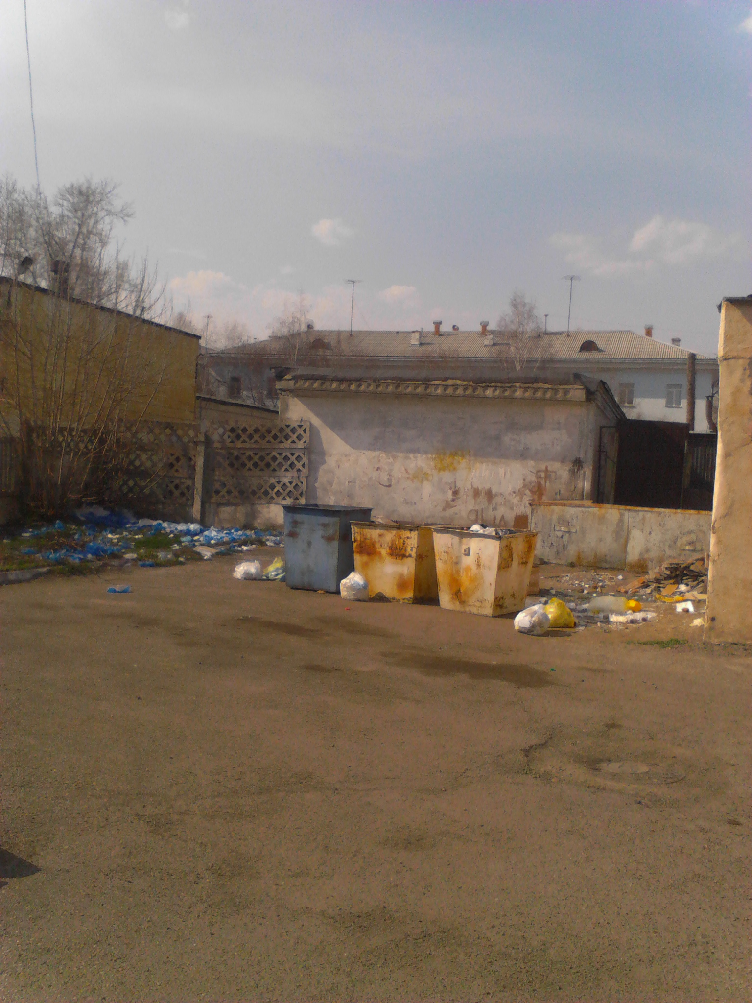 Поликлинника №1,20.04.14,не далеко от использованных игл 100 метров левее,мусорка больницы с использованными шприцами!!!