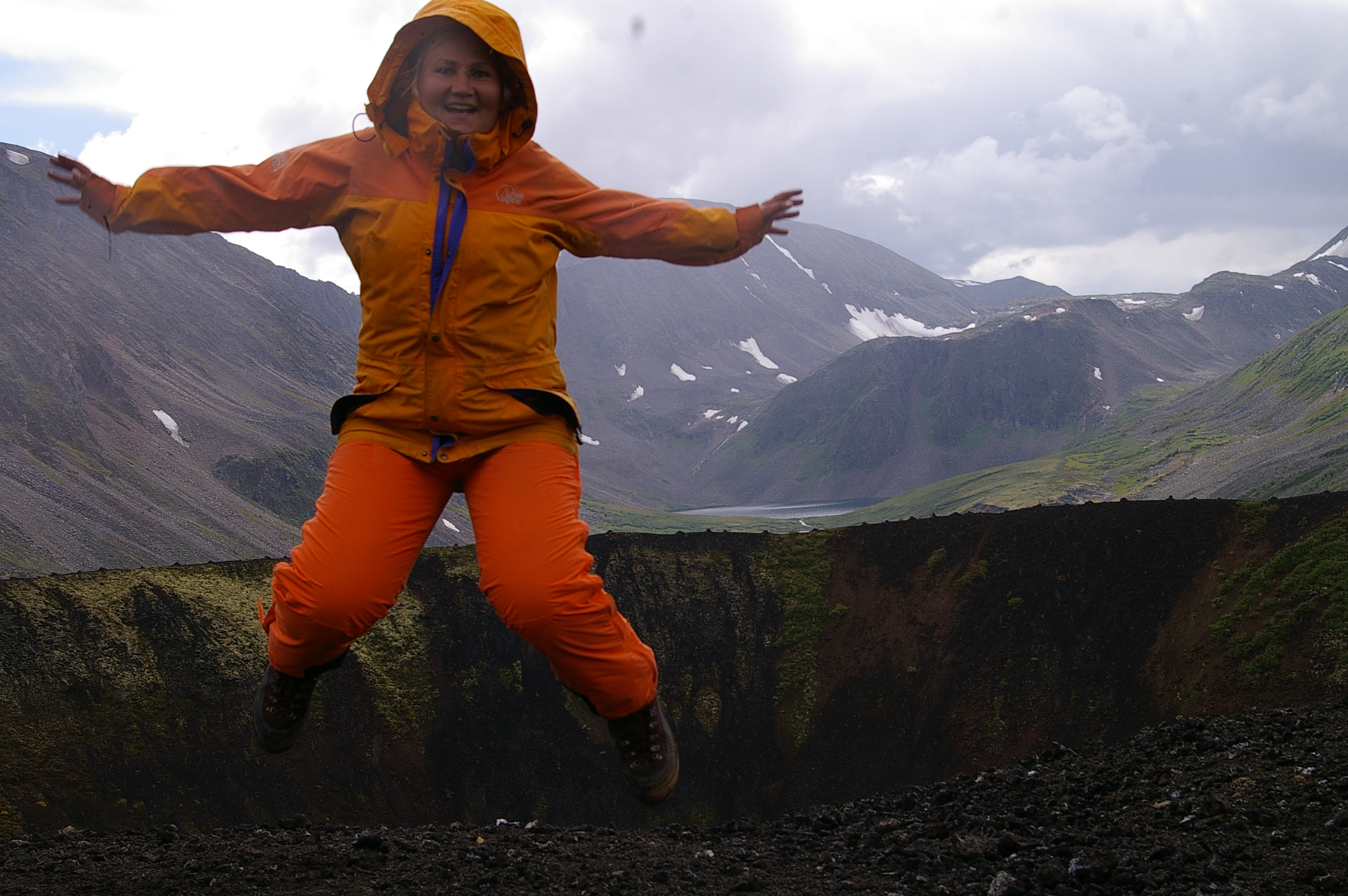 спустилась в вулкан и извергалась оттуда с другими такими же идиотами :)))