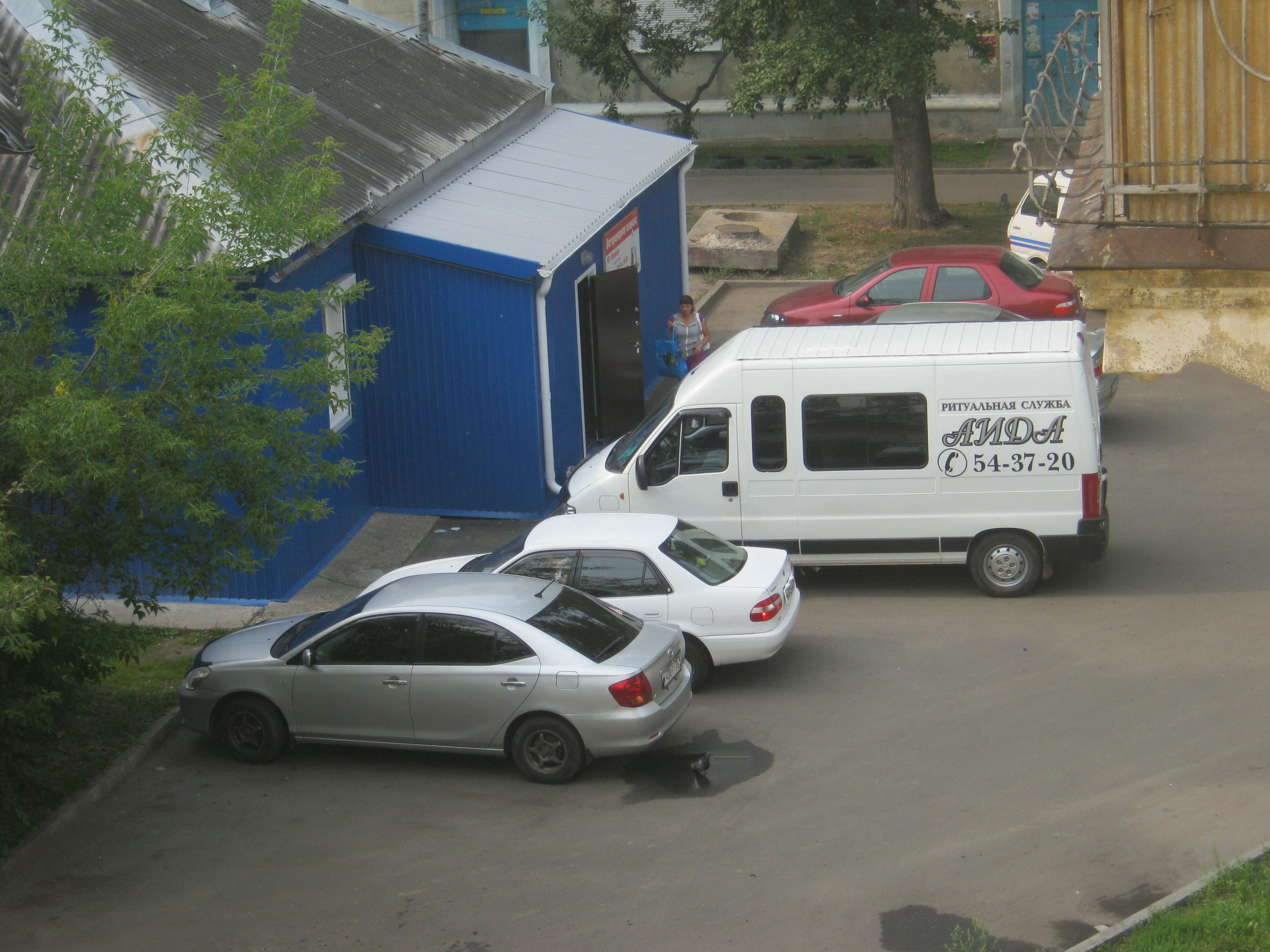 Возле ветеринарной клиники Калинина в квартале А: катафалк подан
