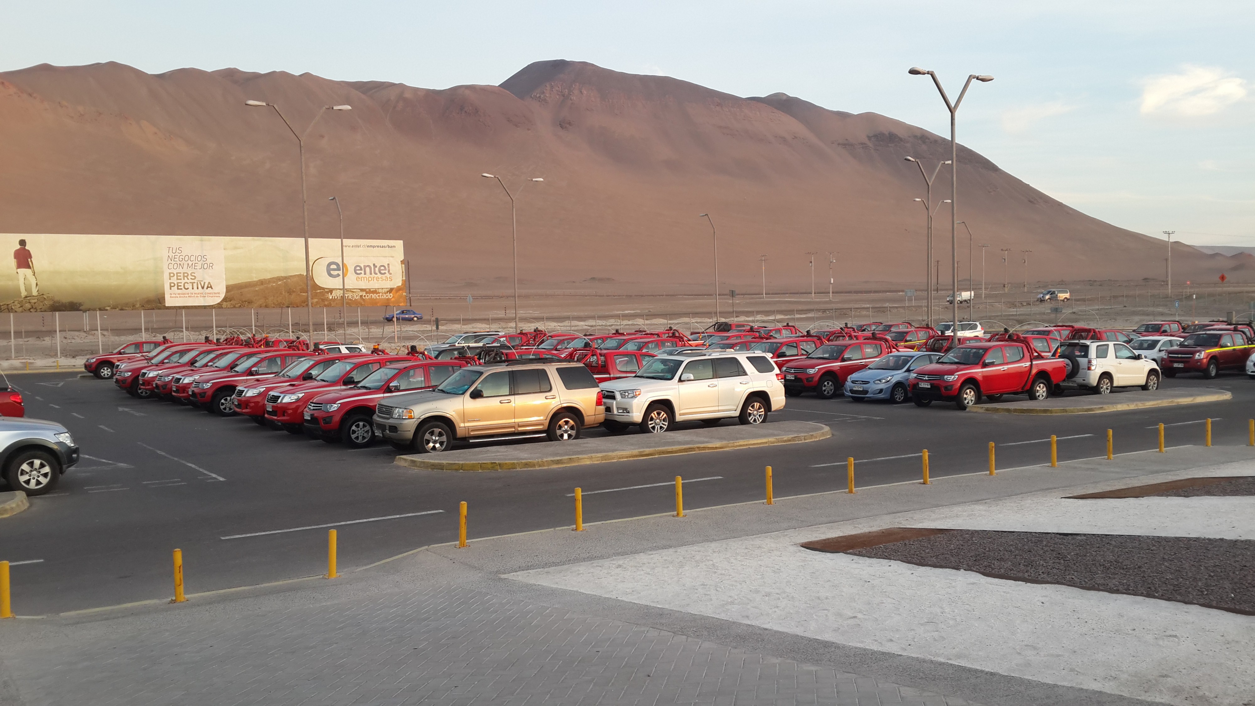 парковка перед аэропортом Икике