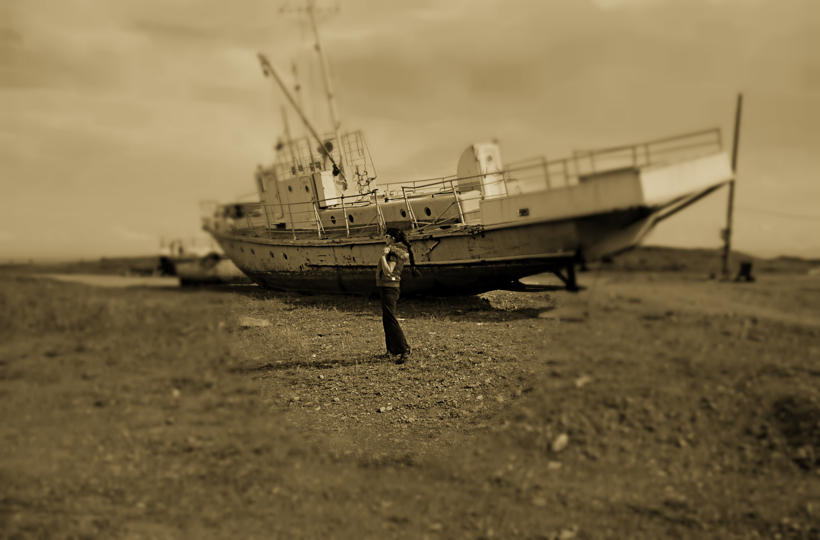 Лодочку выбросило на берег...