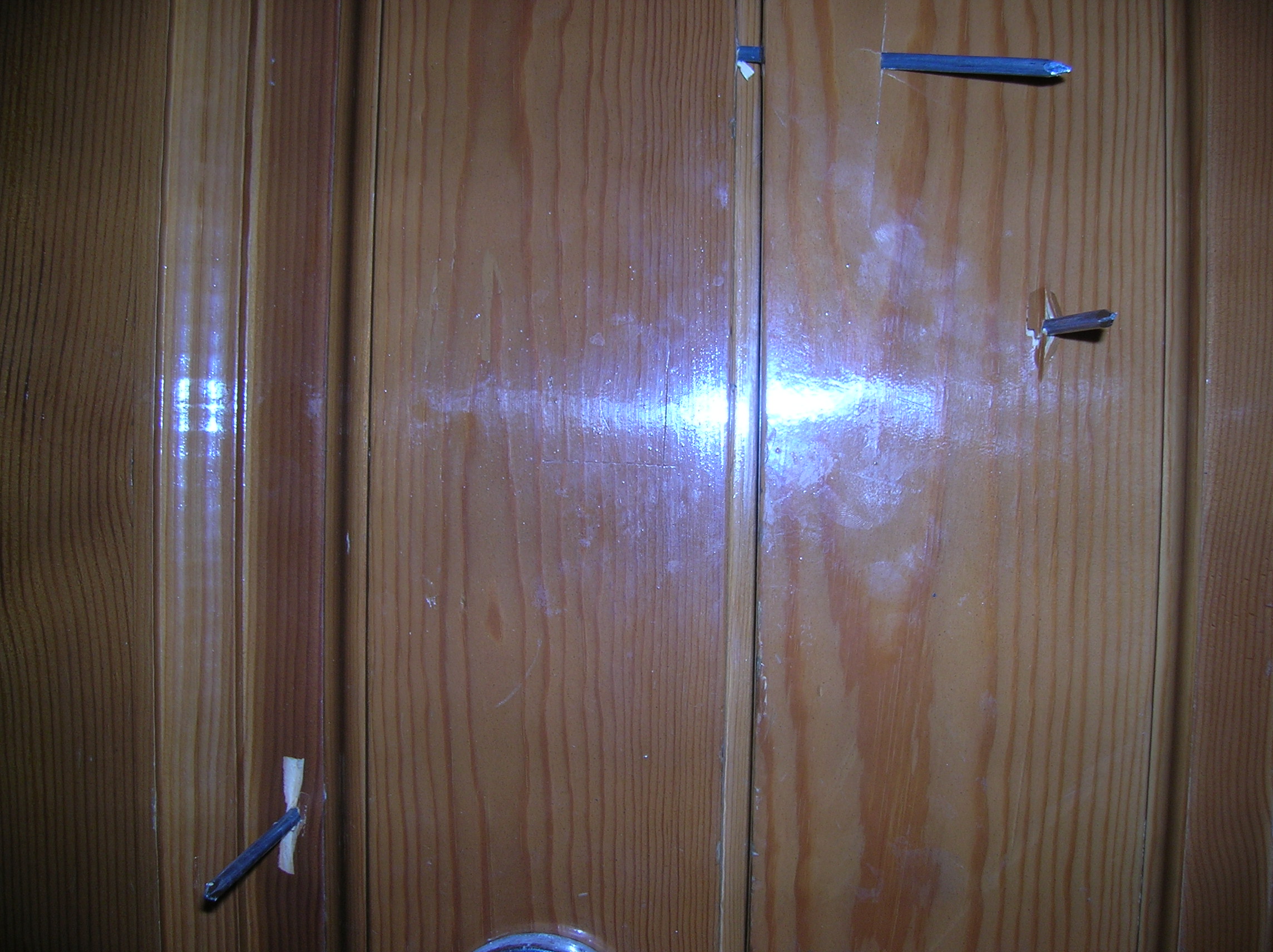 Гвозди на дорогостоящей  двери