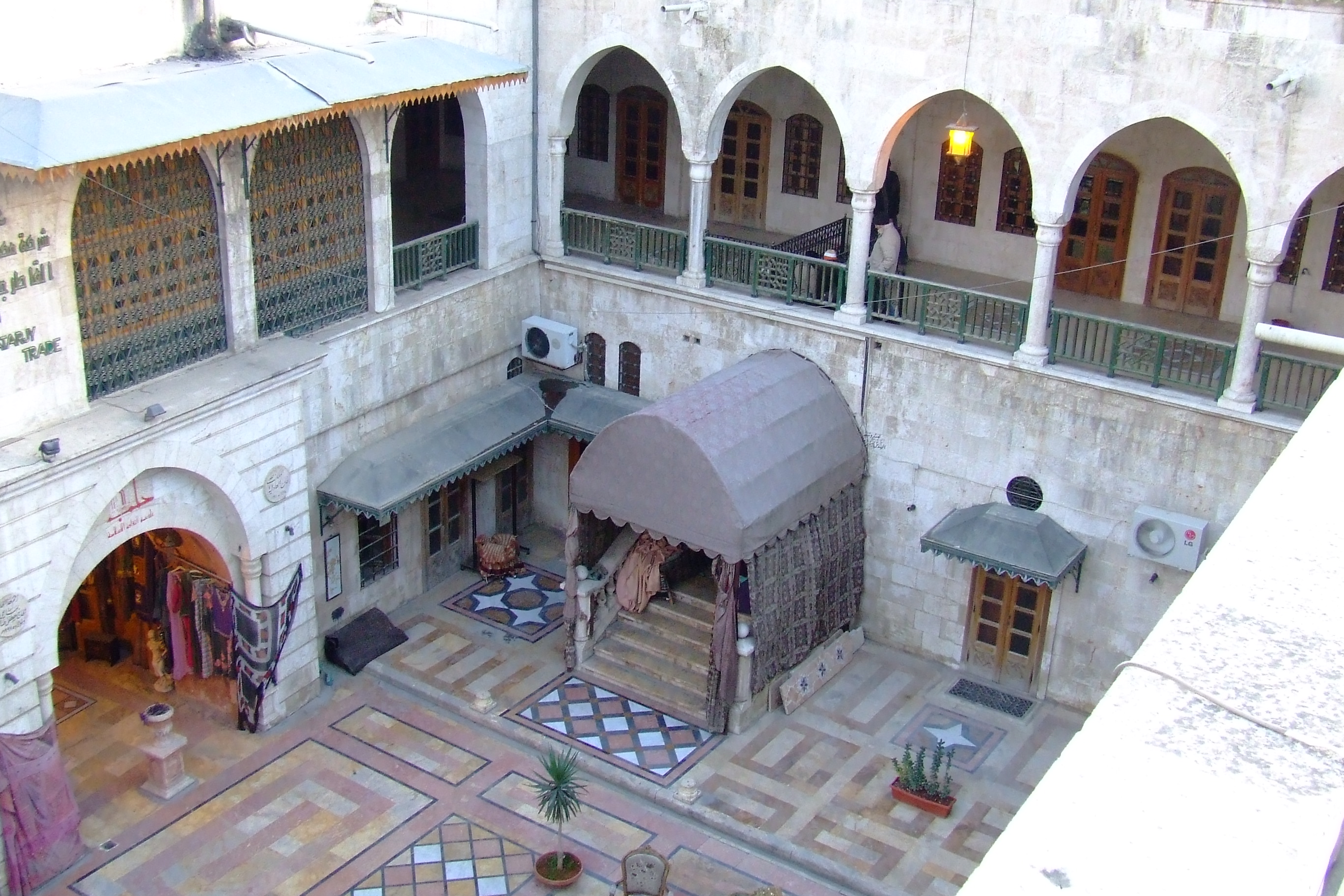 двор многоквартирного дома 