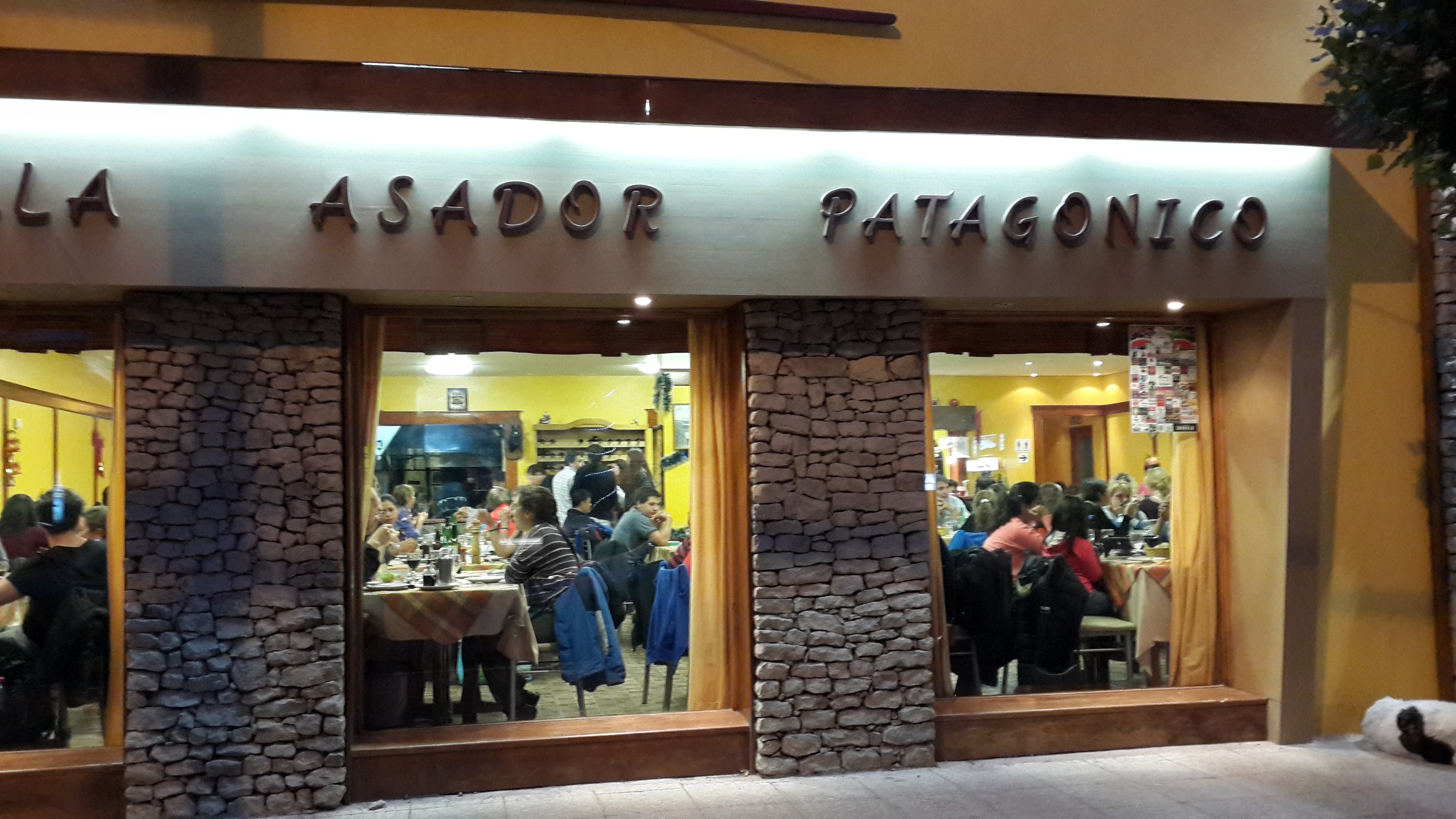 рестораны забиты под завязку в 23 часа 