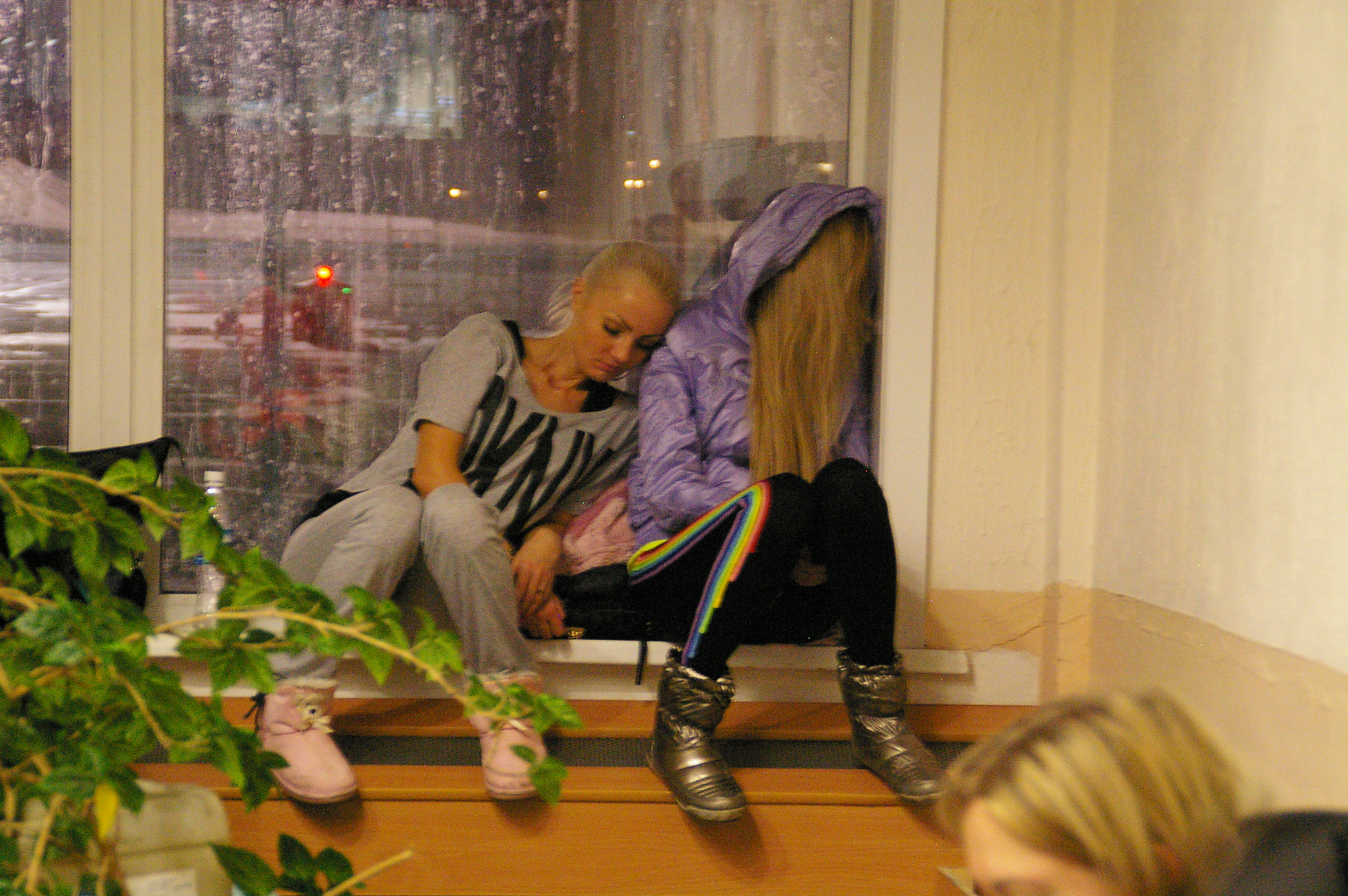 в ожидании рейса спали на подоконниках