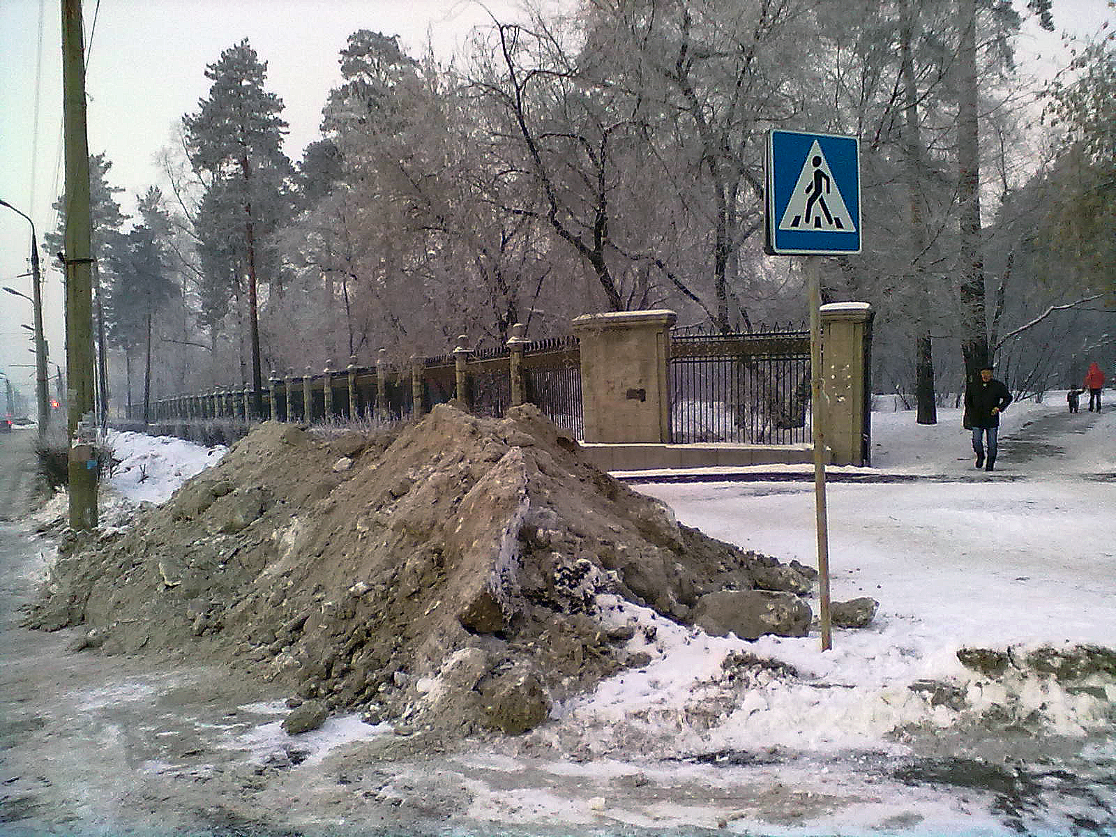 Завалили снегом пешеходный переход на Московской. (2)