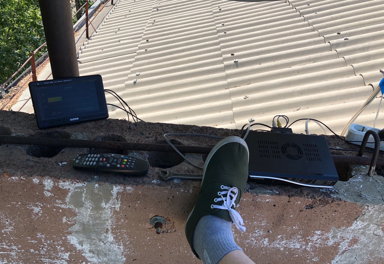 один кед Саныча бережно на парапет установленный...