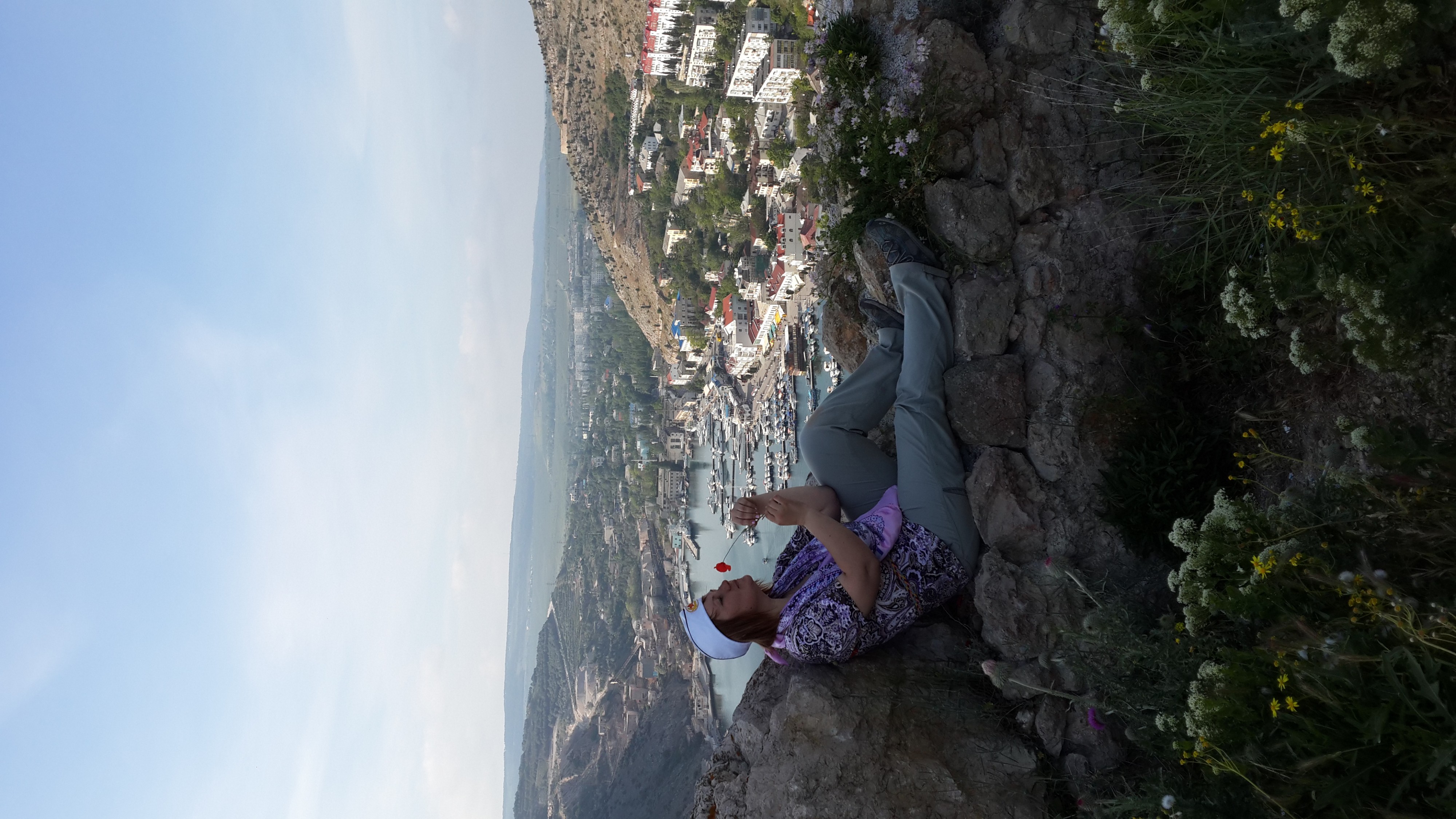 вид на Балаклаву со стен генуэзской крепости