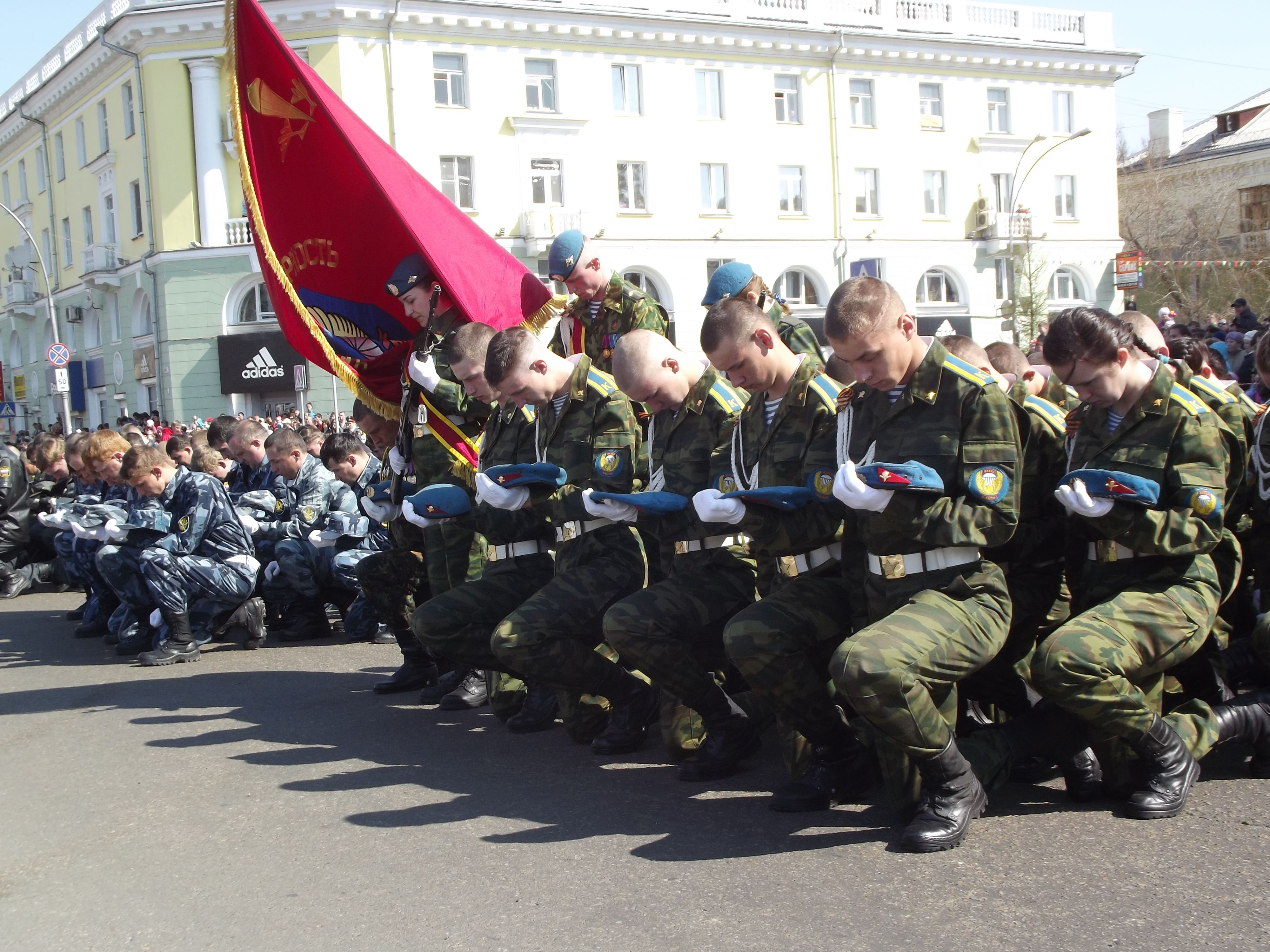 На площади объявлена минута молчания